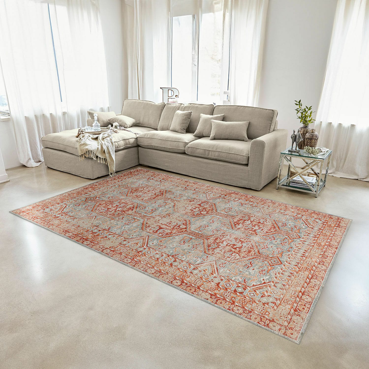 Teppich Incantaro Teppich mit rot-grauem Muster im modernen Wohnzimmer mit beigem Sofa und Glastisch