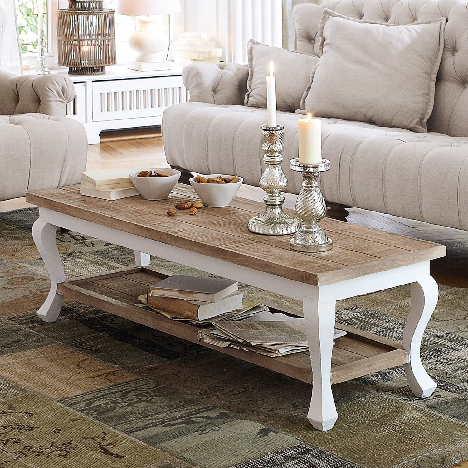 Couchtisch Riverside Holz-Couchtisch mit weißen Beinen auf Teppich, Bücher und Kerzen, gemütlicher Vintage-Stil