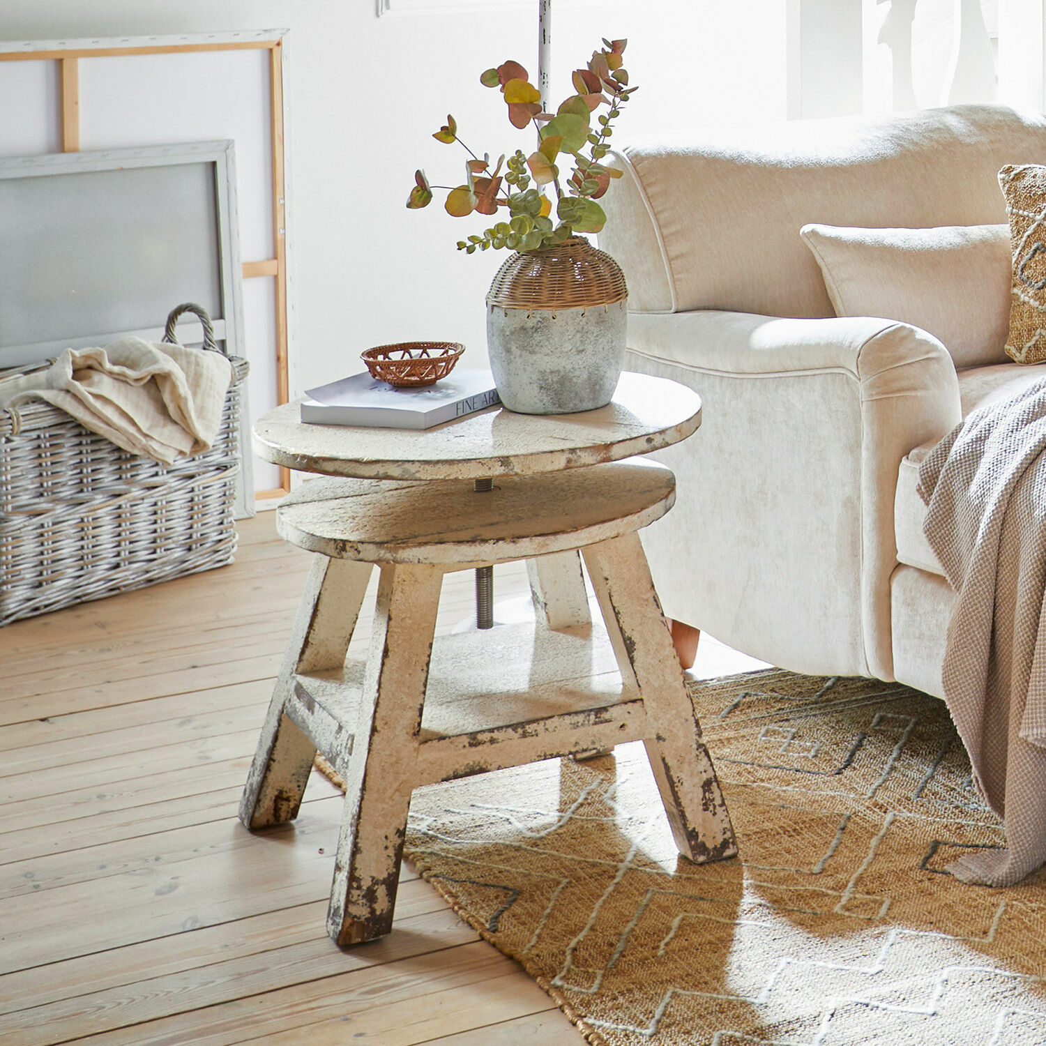 Beistelltisch Commeren Vintage Beistelltisch aus Holz in Cremefarbe neben hellem Sofa und gemustertem Teppich