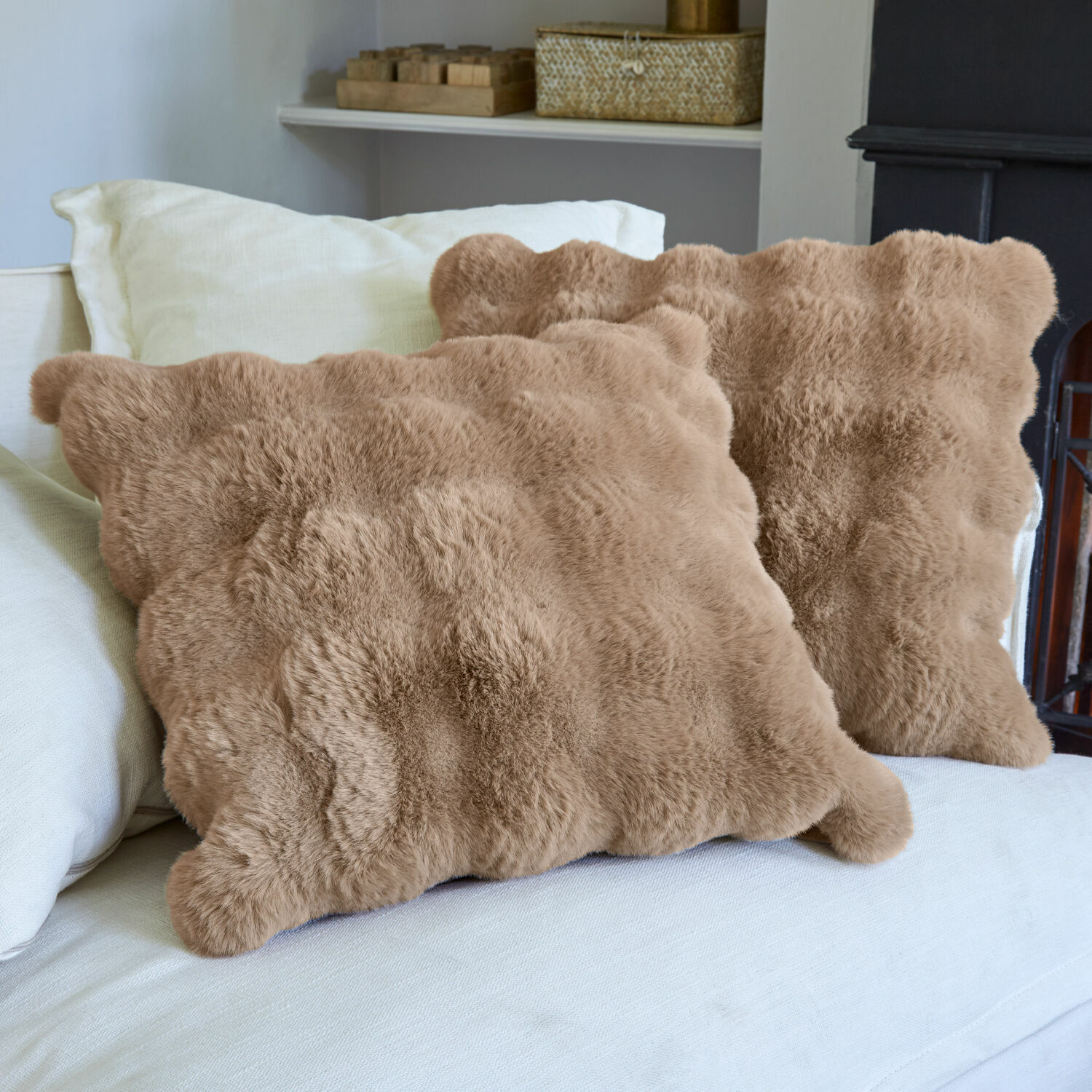 Kissenhülle 2er Set Zalina Weiche beige Kunstfell-Kissen auf hellem Sofa, gemütliche Wohnraumdekoration