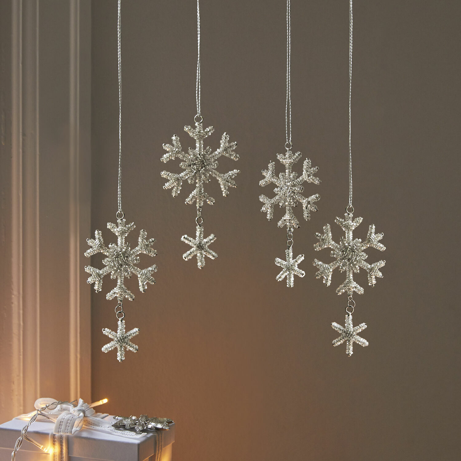 Weihnachtsschmuck 4er Set Kiresta Set aus silbernen Schneeflocken-Weihnachtsanhängern mit Kordeln zum Aufhängen