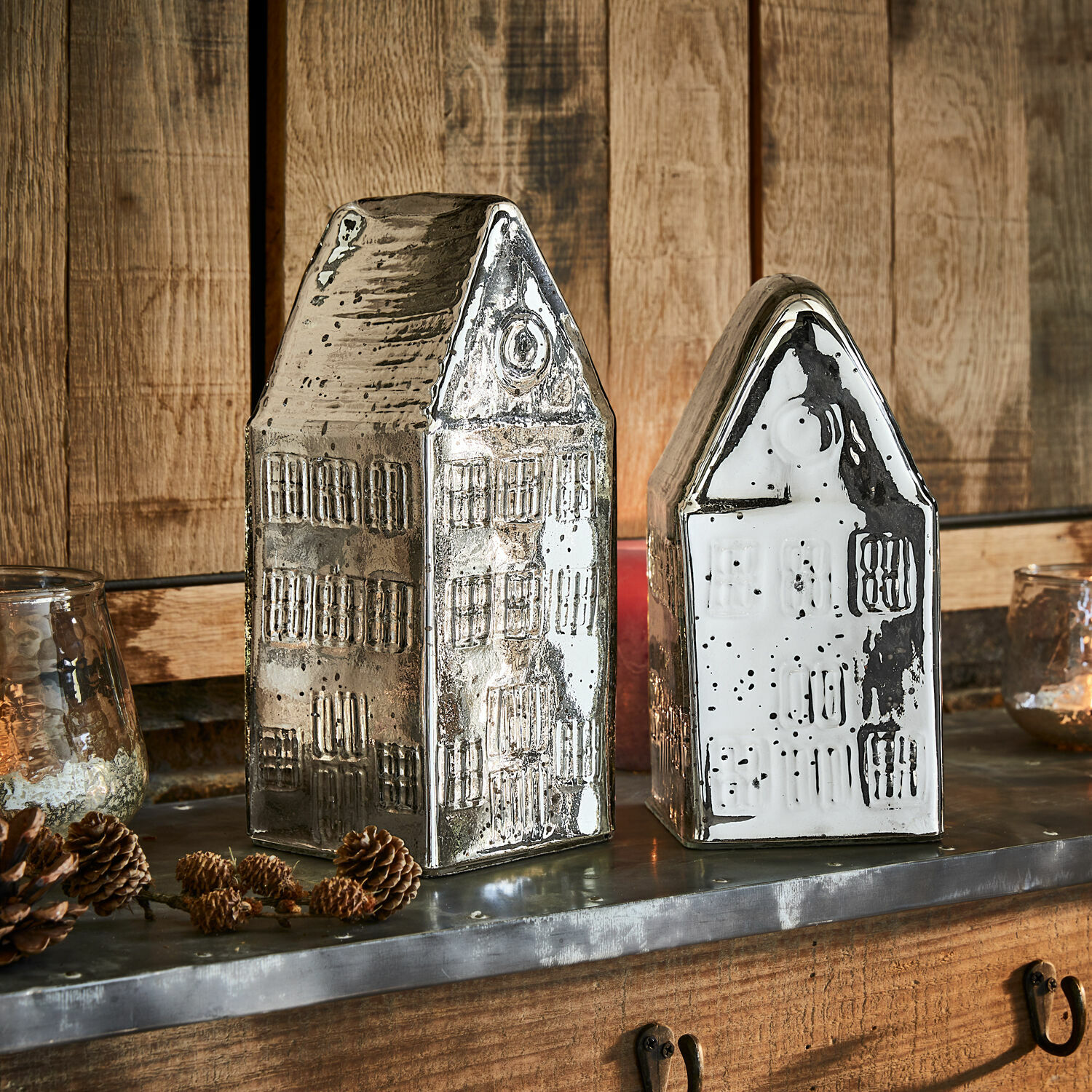 Deko-Haus 2er Set Langridge Dekorative Keramikhäuser in Silber und Weiß auf Holzuntergrund, Wohnaccessoire