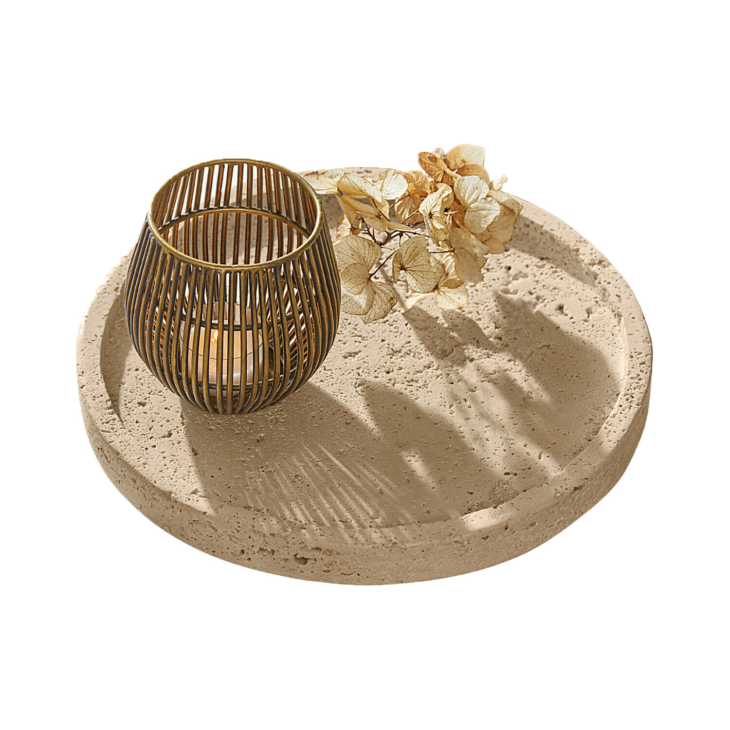 Runder Tablett aus beigem Stein mit Metall-Teelichthalter und getrockneten Blumen als Deko