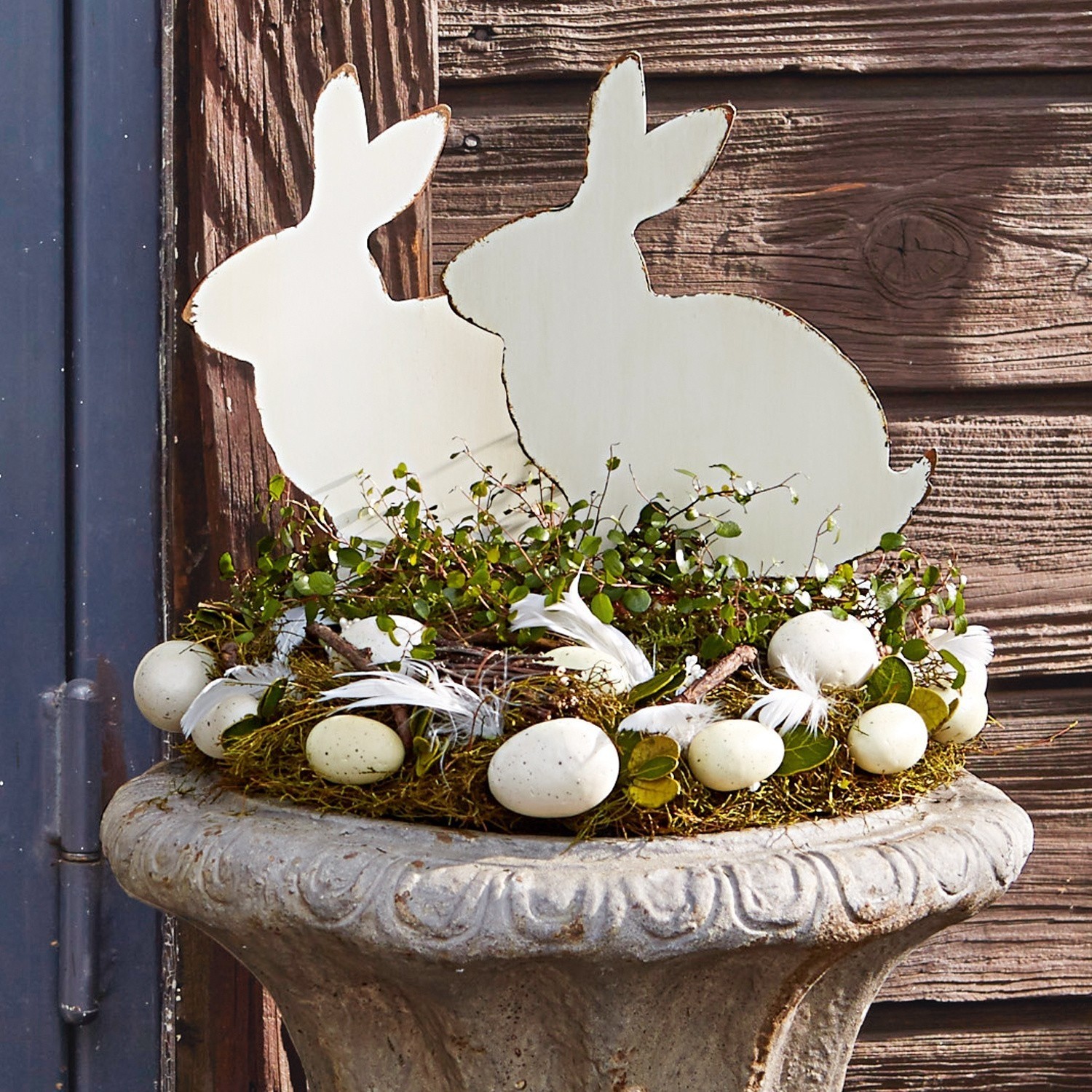 Deko-Hase 2er Set Marty Osterdekoration mit weißen Holzhasen und Eiern auf Moos in einem Steintopf