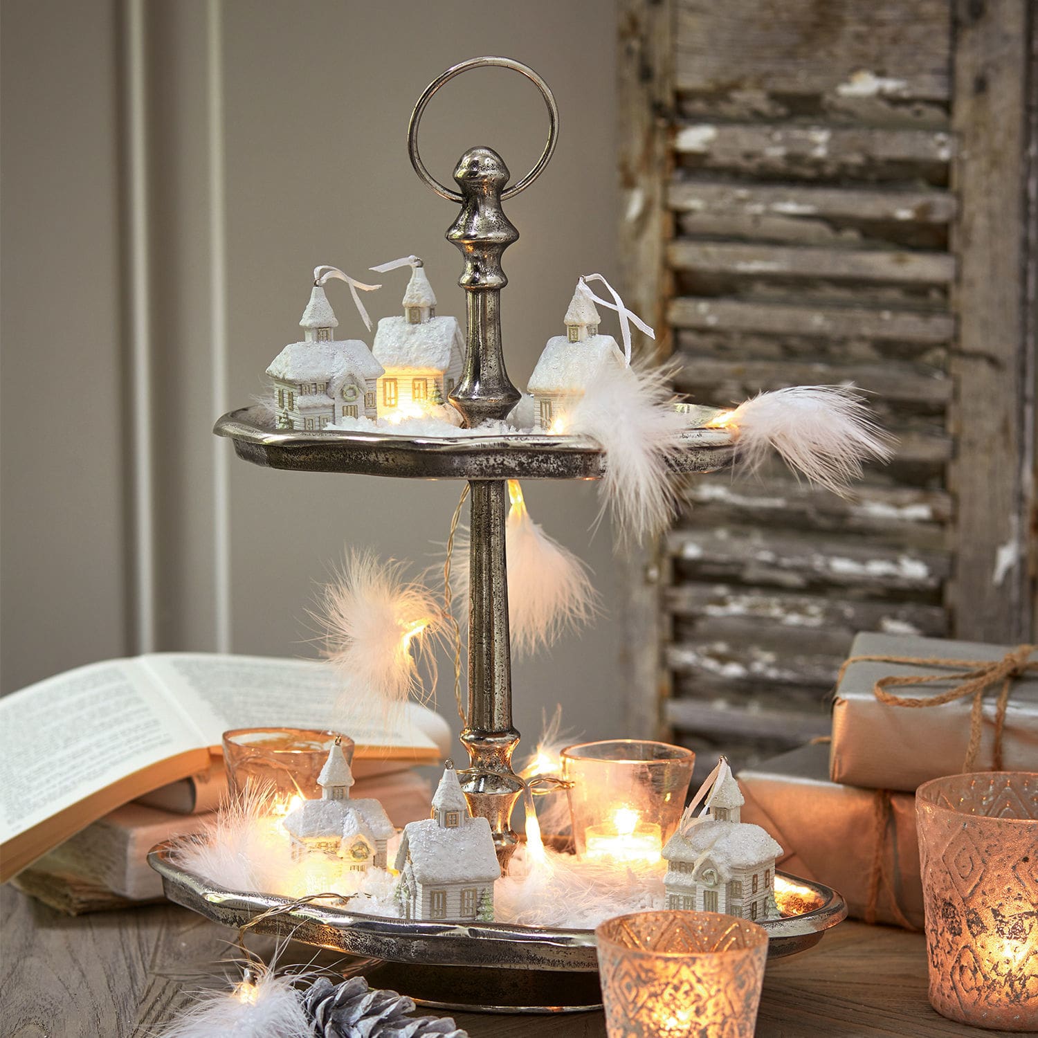 Etagere Barberie Zweistöckige Metalletagere mit weißen Häuschen-Dekorationen und LED-Lichterkette für festliche Weihnachtsdeko