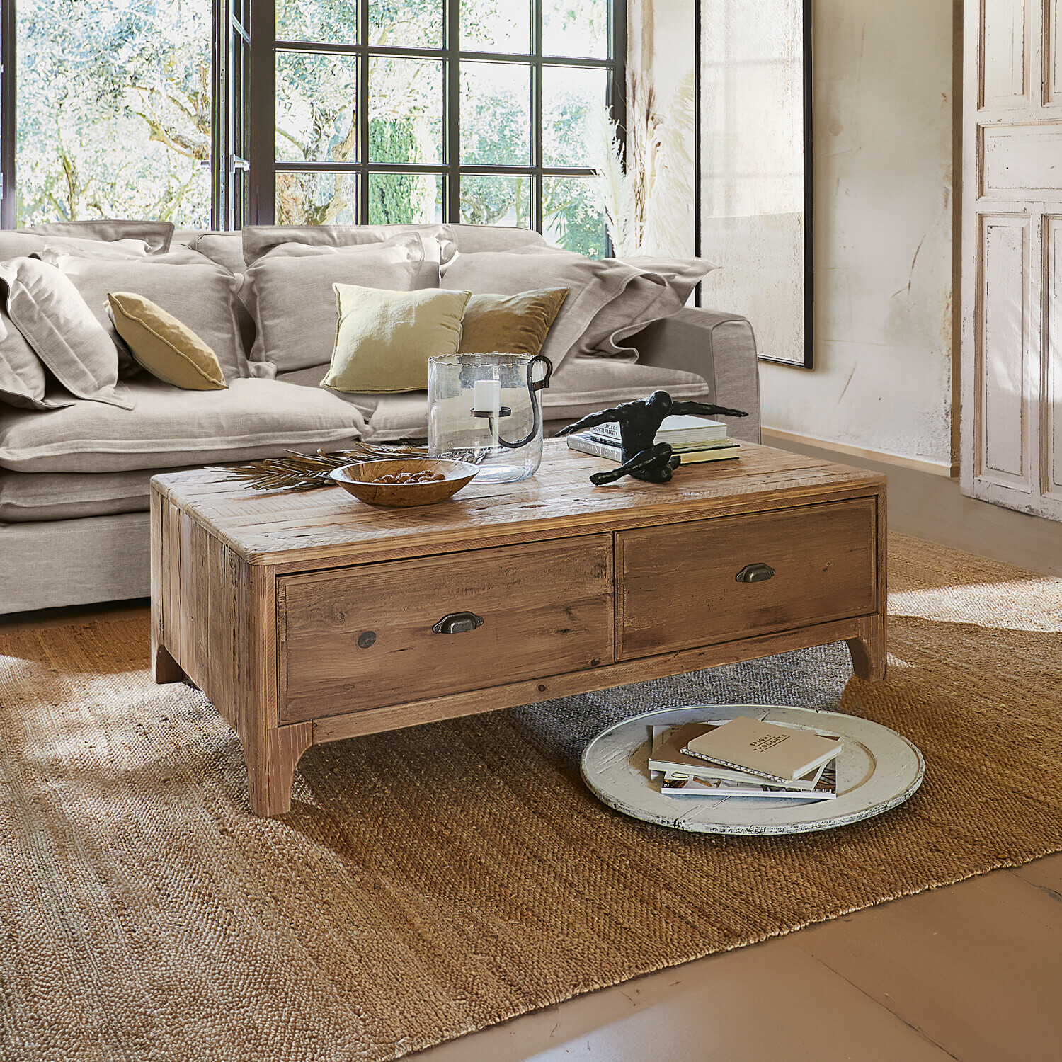 Couchtisch Wittfield Couchtisch aus Naturholz mit Schubladen auf Teppich in hellem Wohnzimmer mit weißem Sofa