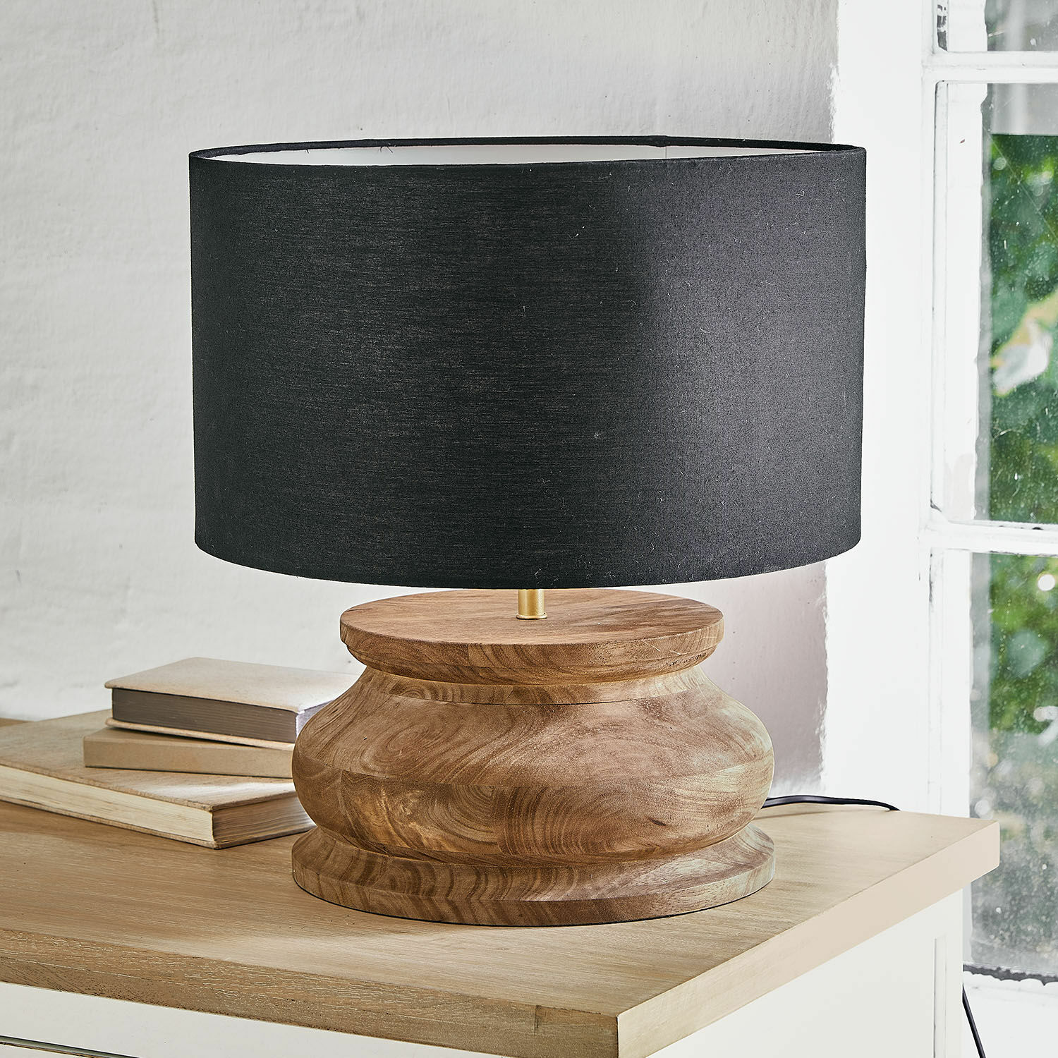 Tischlampe Thérandon Tischlampe mit Holzfuß und schwarzem Lampenschirm, modernes Design für Wohnzimmer