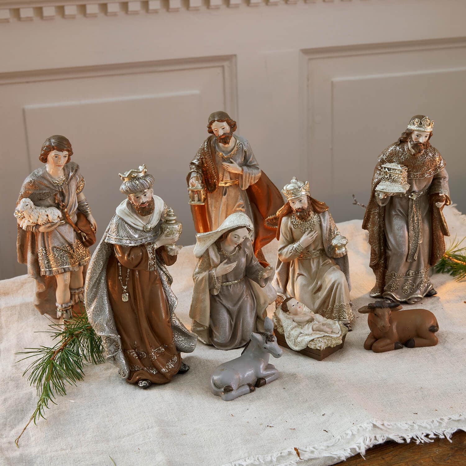 Krippenfiguren-Set aus Harz in Braun- und Grautönen auf einem Leinentuch für Weihnachtsdekoration