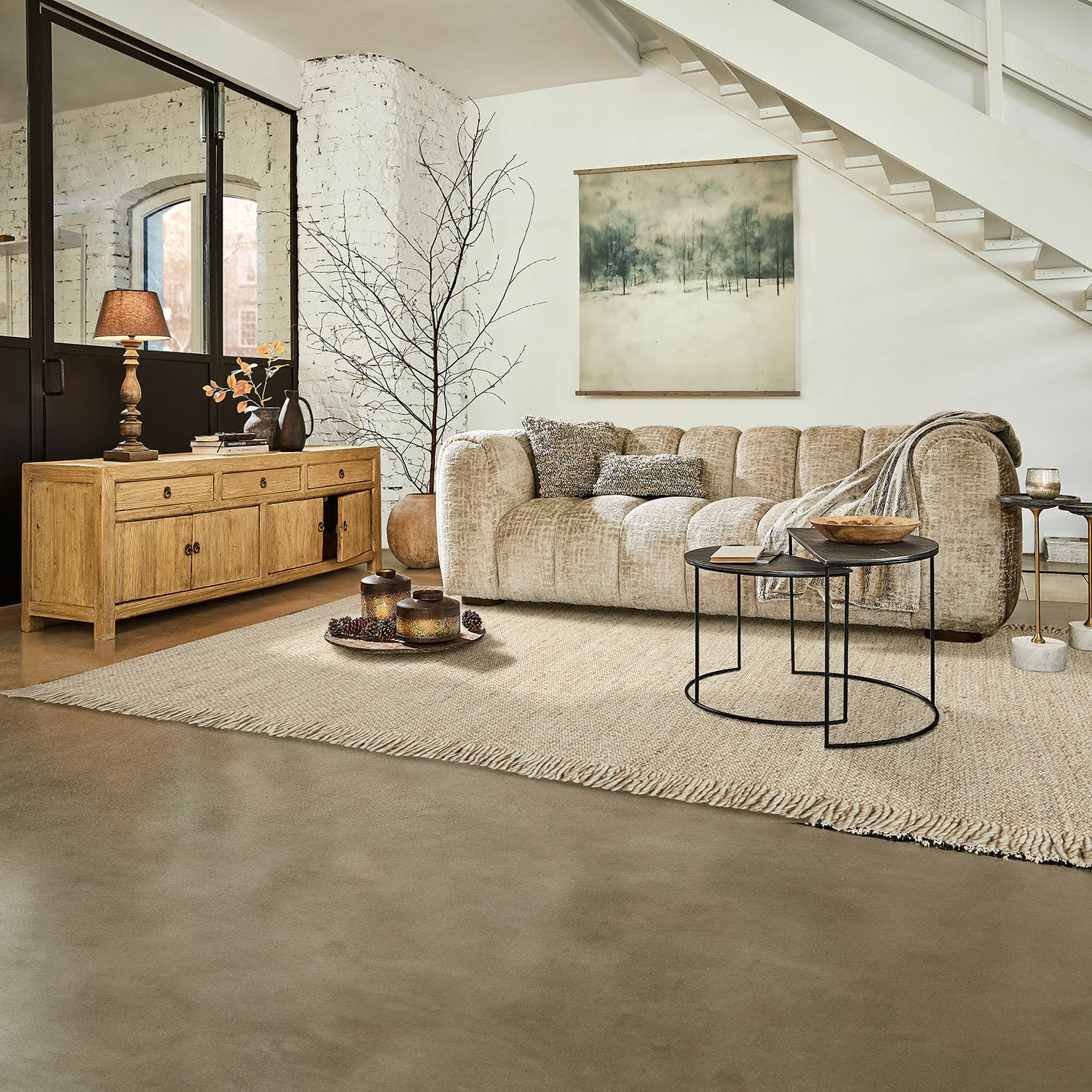 Teppich Levraut Gemütliches Wohnzimmer mit beigem Stoffsofa, Holzkommode und schwarzen Metall-Couchtischen auf Teppich