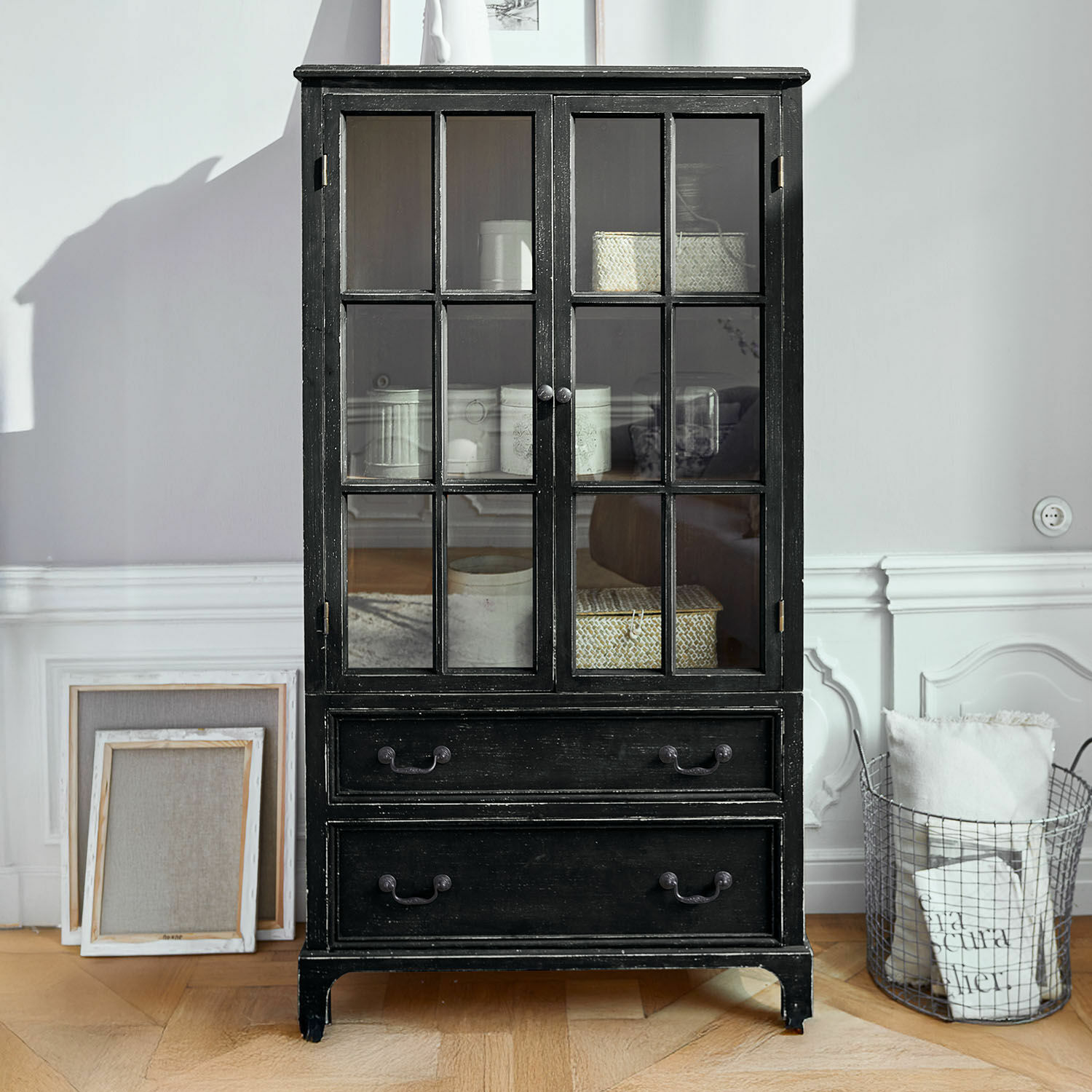 Schrank Jarrowfield Schwarze Holzvitrine mit Glastüren und zwei Schubladen für stilvolle Aufbewahrung im Wohnzimmer