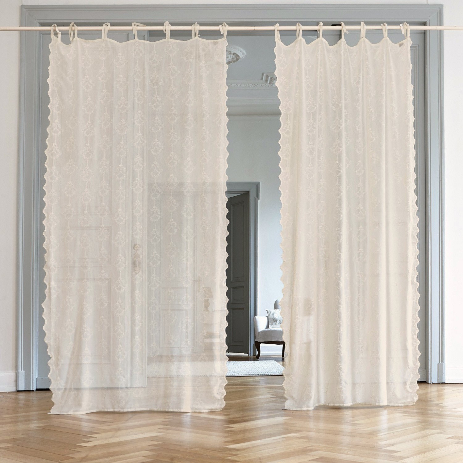 Gardine Faumont Transparente cremefarbene Vorhänge mit feinem Muster aus leichtem Stoff für elegante Raumdekoration