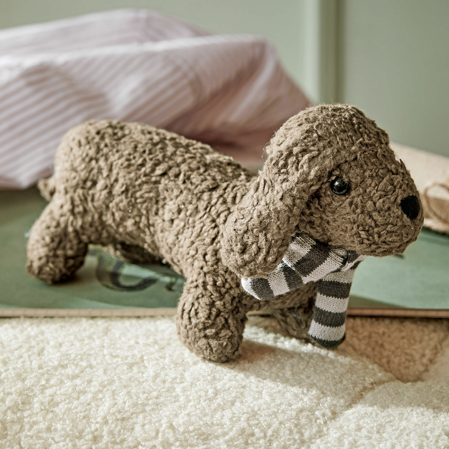Rassel-Stofftier Frolicks Brauner Plüschhund aus weichem Material mit grau-weiß gestreiftem Schal, Kinderzimmerdeko