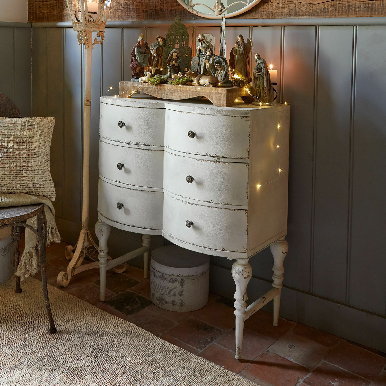 Kommode Douce Vallée Weiße Metallkommode im Vintage-Stil mit sechs Schubladen, Weihnachtsdekoration und LED-Lichterkette