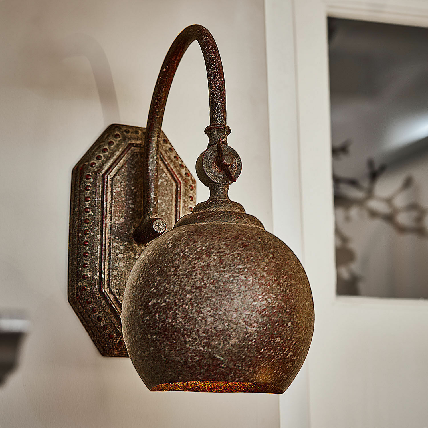 LED-Wandlampe Zefirs Rustikale Wandleuchte aus Metall in Rostoptik, ideal für Vintage-Dekor und stimmungsvolle Beleuchtung.