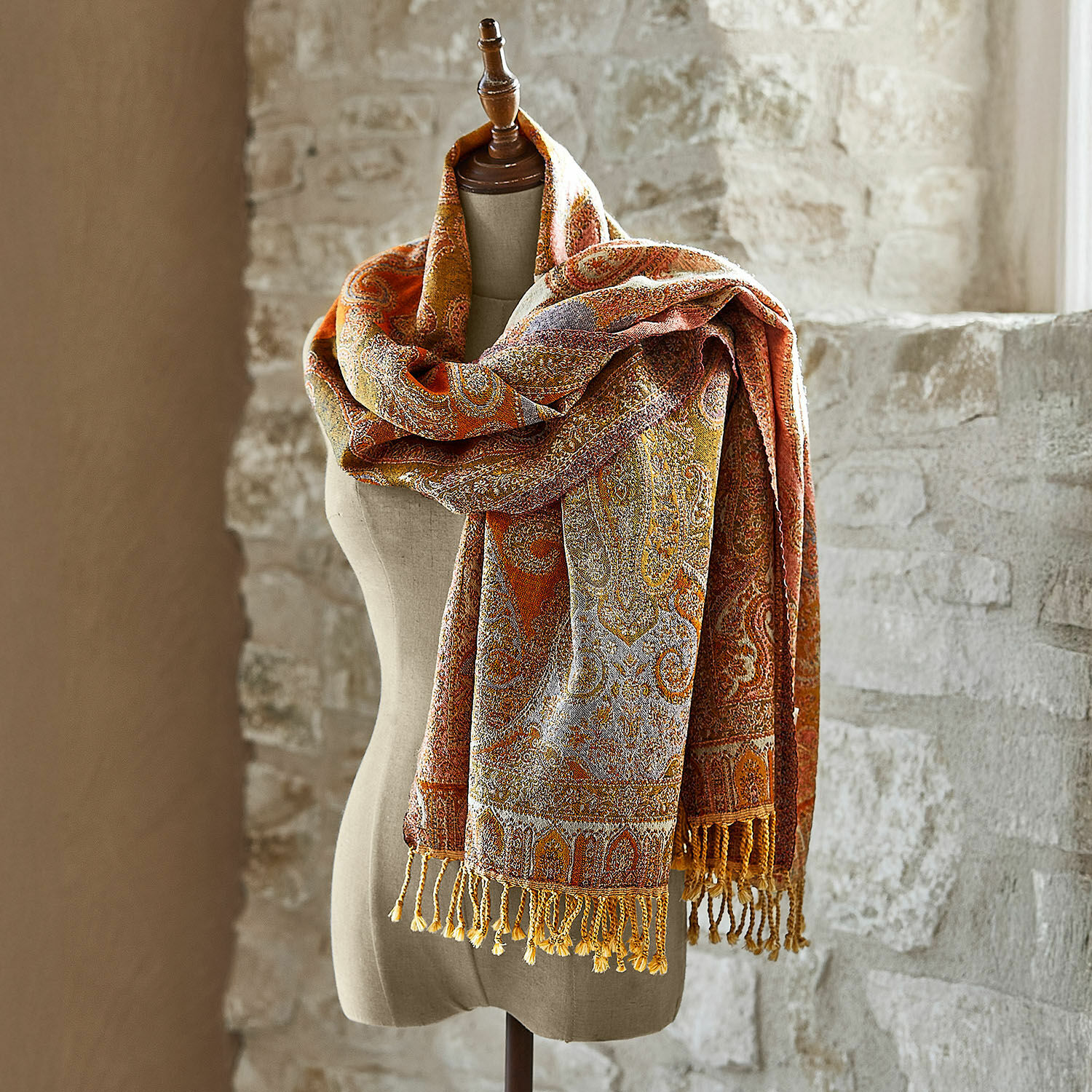 Schal Kifah Großer Schal mit Paisley-Muster in warmen Orange- und Gelbtönen, weiches Material mit Fransen