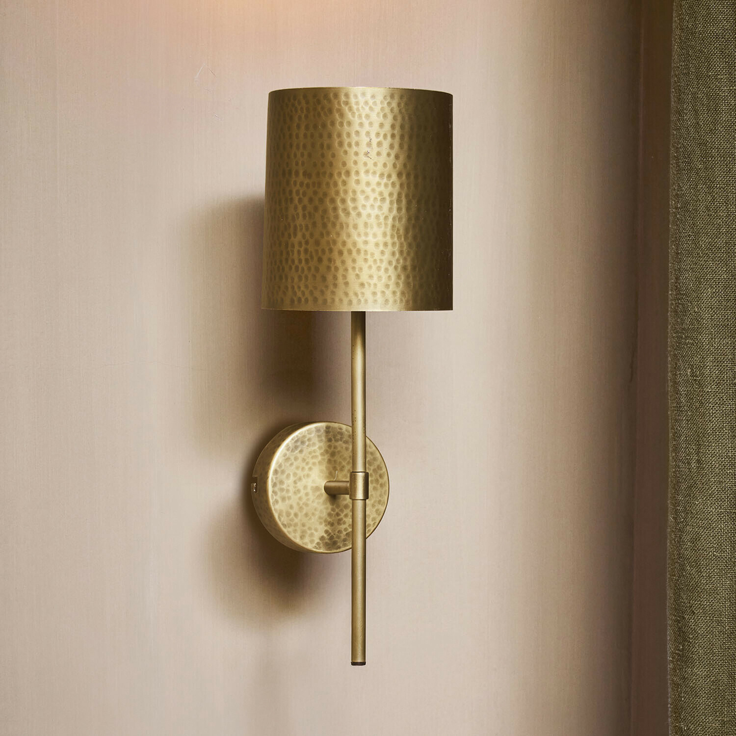 Wandlampe Goldmere Wandlampe aus gehämmertem Messing mit zylindrischem Schirm, dekorative Wandleuchte