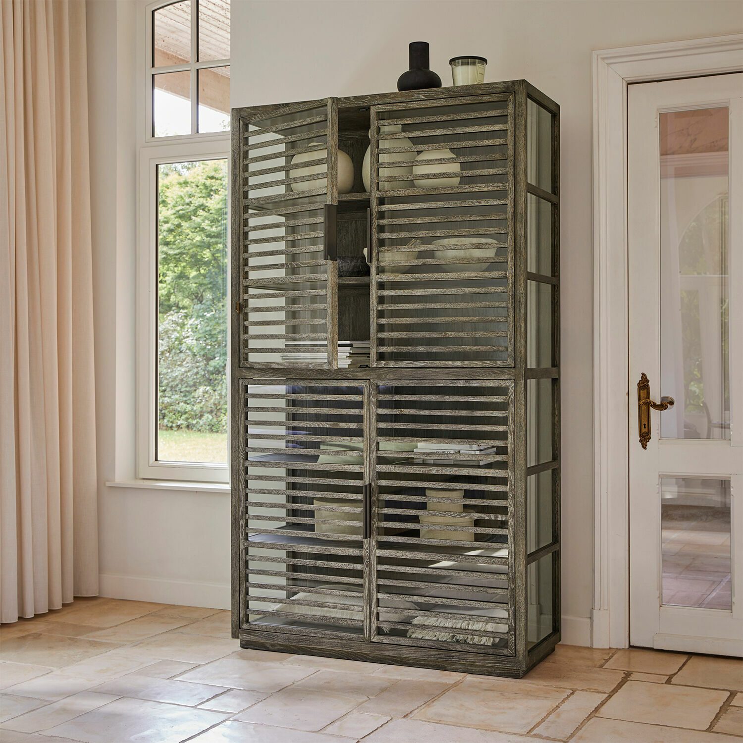 Schrank Trowbridge Grauer Holzvitrinenschrank mit Glasfront und waagerechten Lamellen, moderner Wohnzimmerschrank