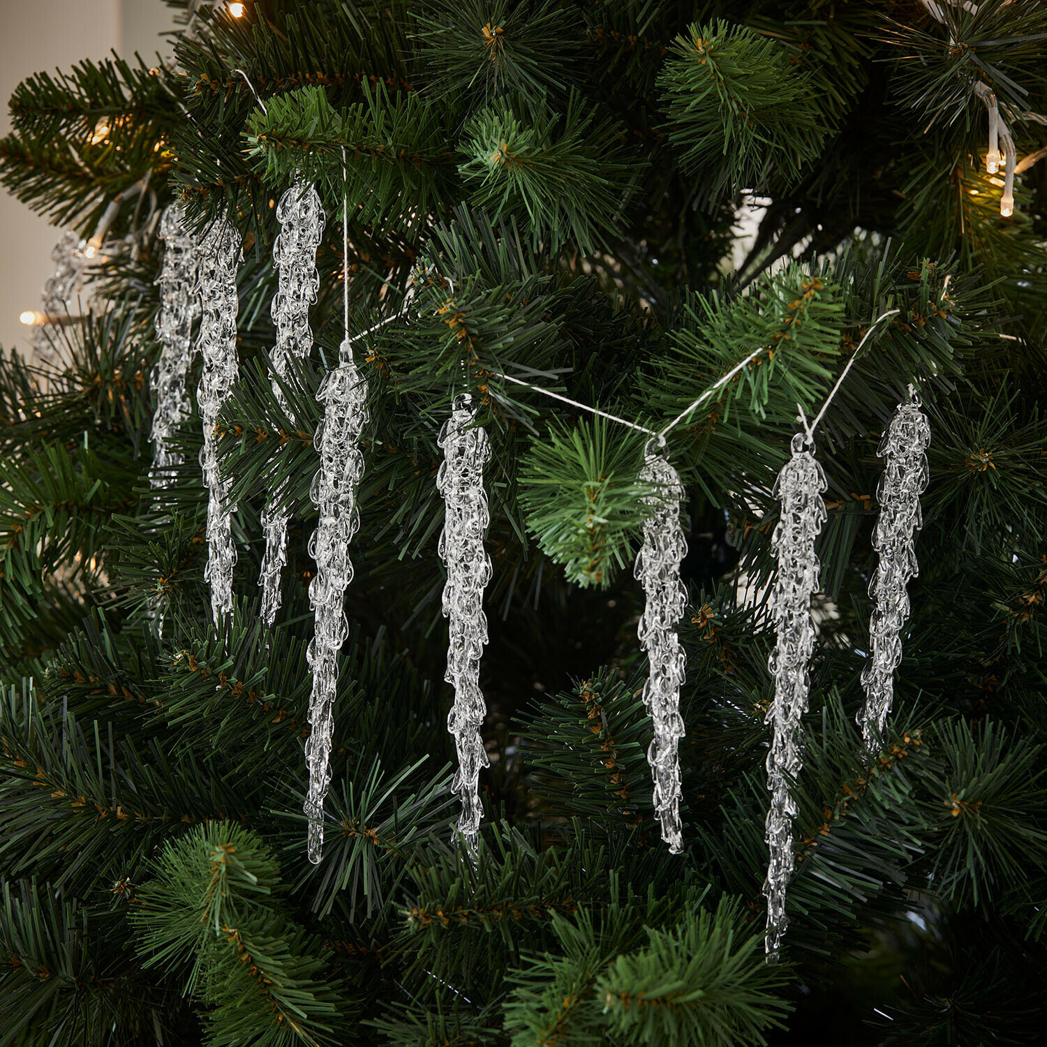 Girlande Zalitha Girlande aus transparenten Acryl-Eiszapfen an grünem Tannenbaum, Weihnachtsdekoration