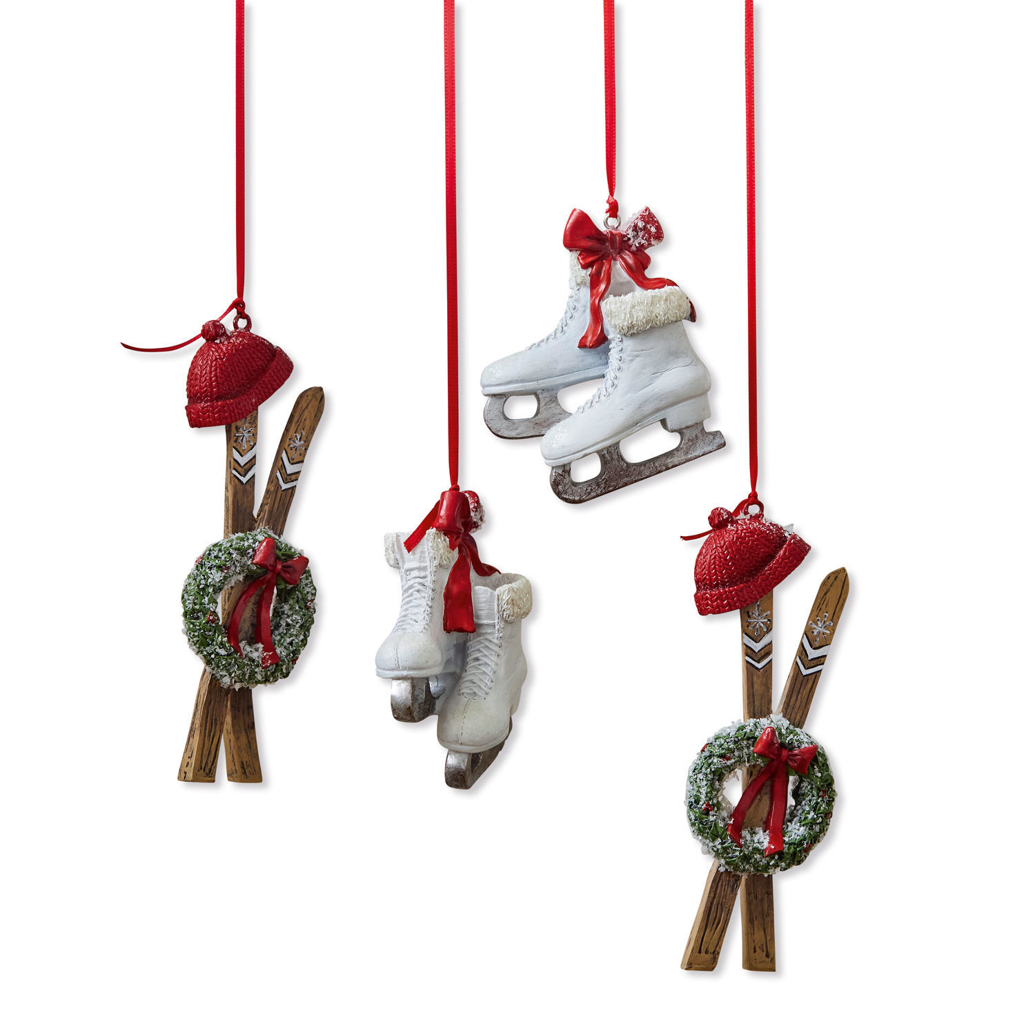 Anhänger 4er Set Papeta Set aus Weihnachtsanhängern mit weißen Schlittschuhen, Holzskiern, grünem Kranz und roten Schleifen