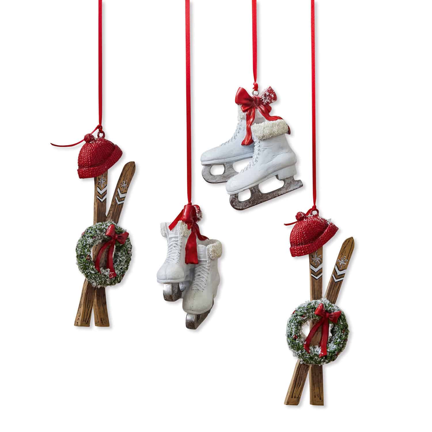 Anhänger 4er Set Papeta Set aus Weihnachtsanhängern mit weißen Schlittschuhen, Holzskiern, grünem Kranz und roten Schleifen