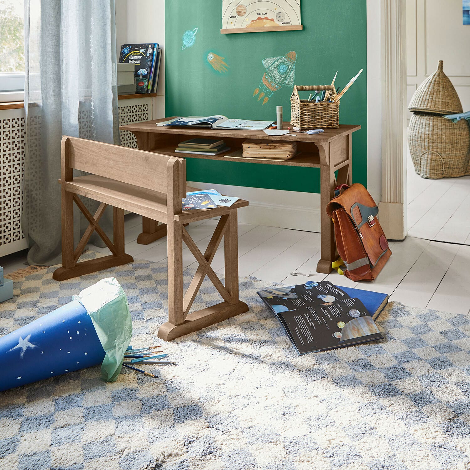 Teppich Wayburn Kinderzimmer mit Holzschreibtisch und Bank vor grüner Tafel mit Weltraumbüchern