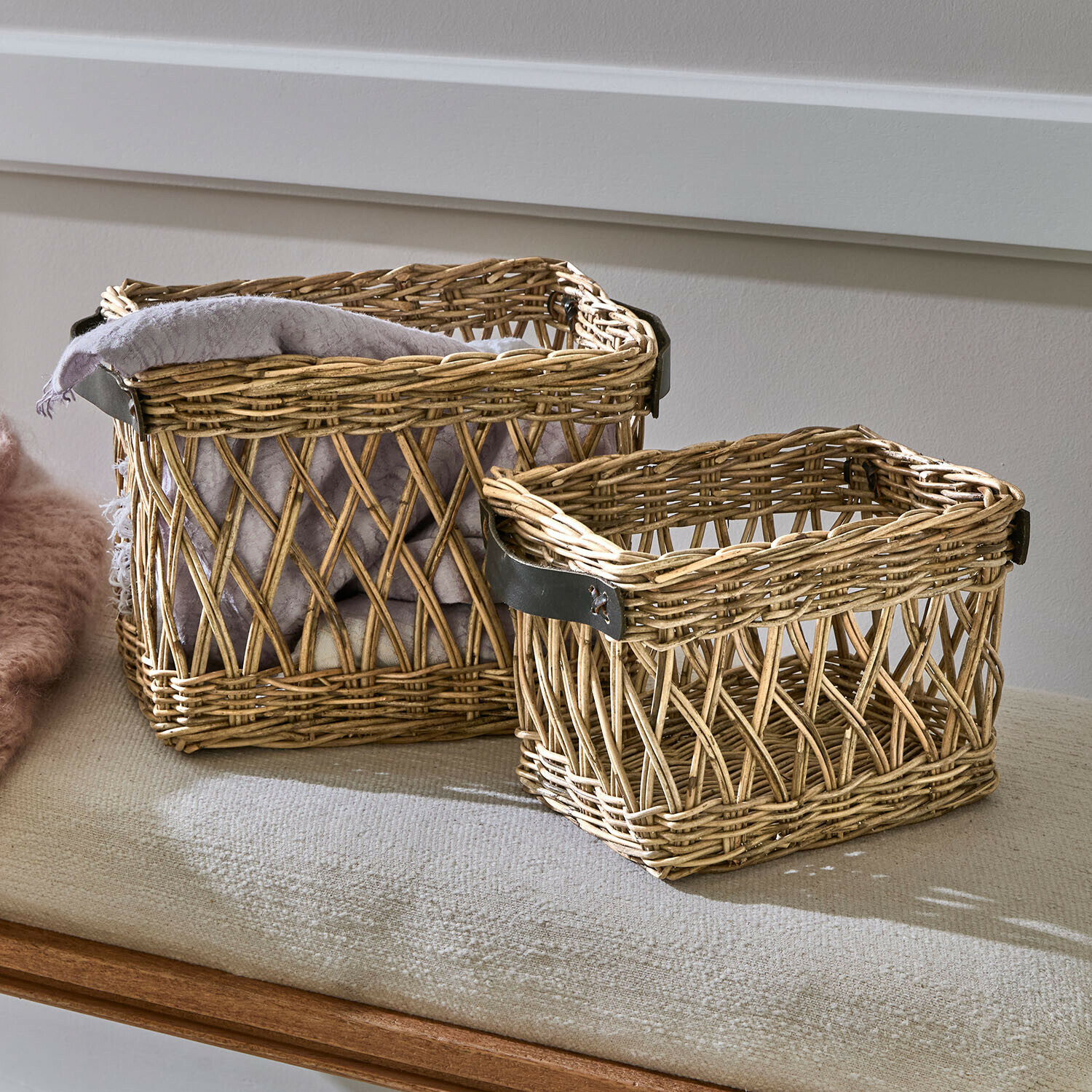 Korb 2er Set Lorviano Set aus zwei naturfarbenen Weidenkörben mit schwarzen Griffen, ideal zur Aufbewahrung und Dekoration