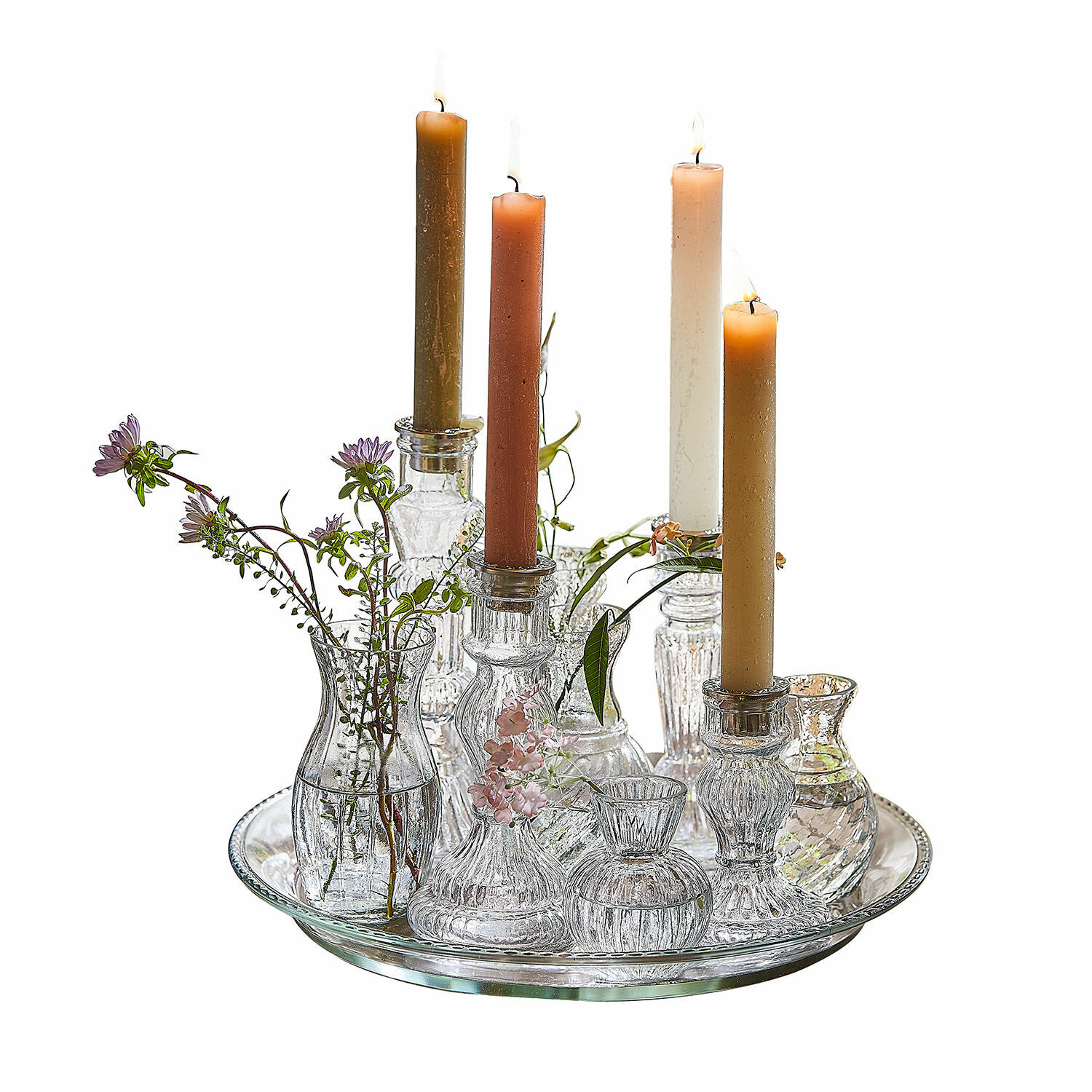 Tablett mit Kerzenständer und Vase Hilevor Glas-Set mit Kerzenhaltern und Vasen auf Tablett mit farbigen Kerzen und Dekoblumen