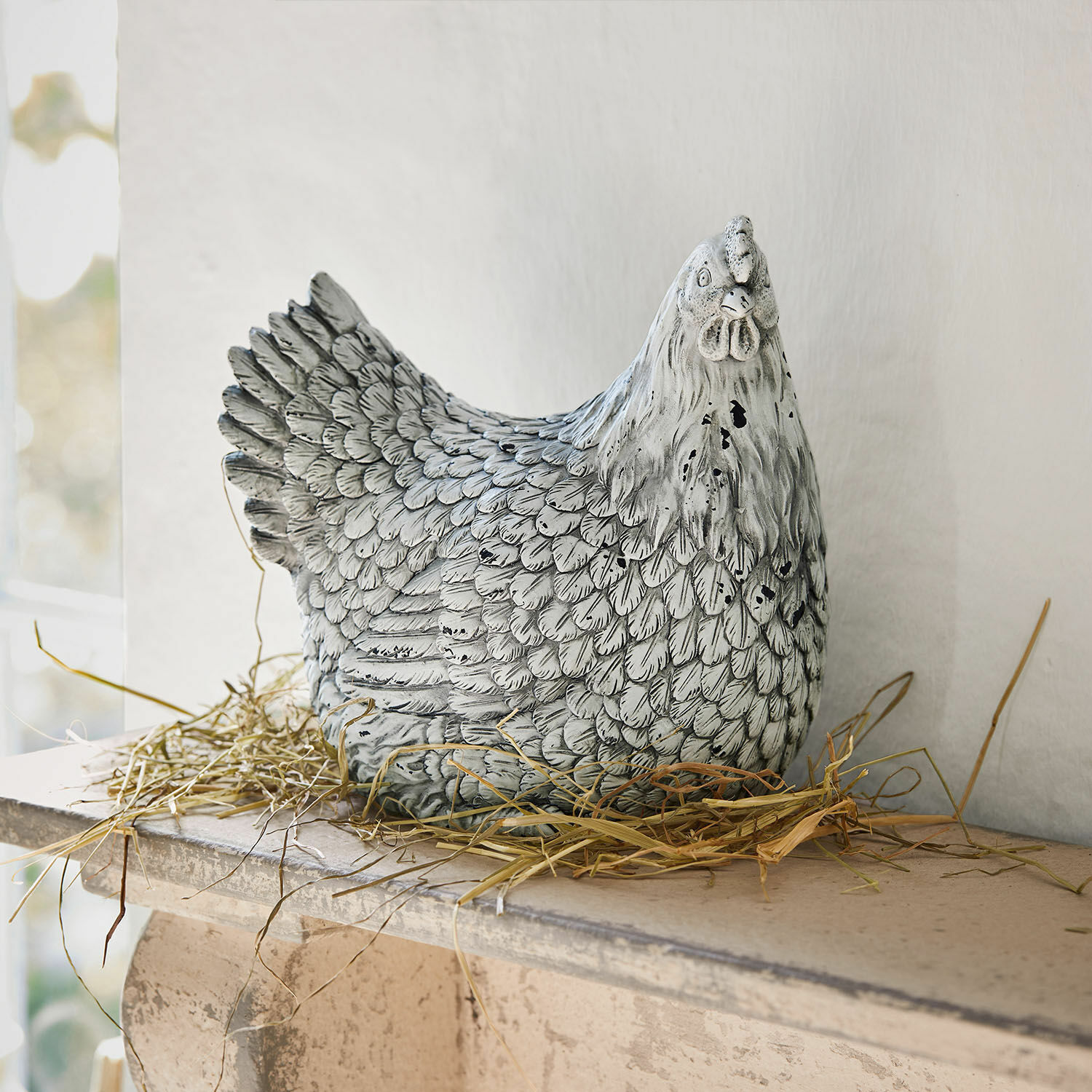 Deko-Huhn Delmonico Dekorative Hühnerfigur aus Material in Grau-Weiß auf Stroh, Wohn- und Gartendekoration