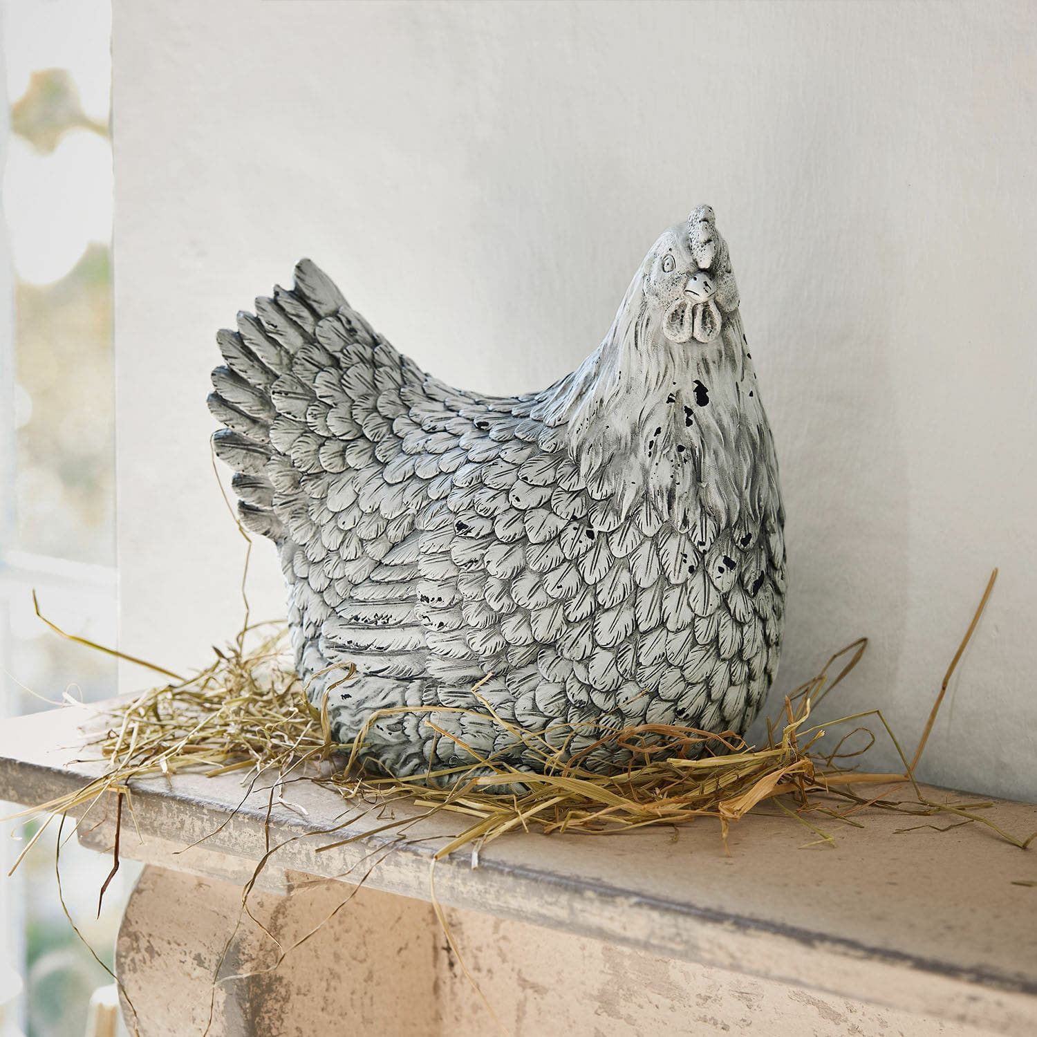 Deko-Huhn Delmonico Dekorative Hühnerfigur aus Material in Grau-Weiß auf Stroh, Wohn- und Gartendekoration