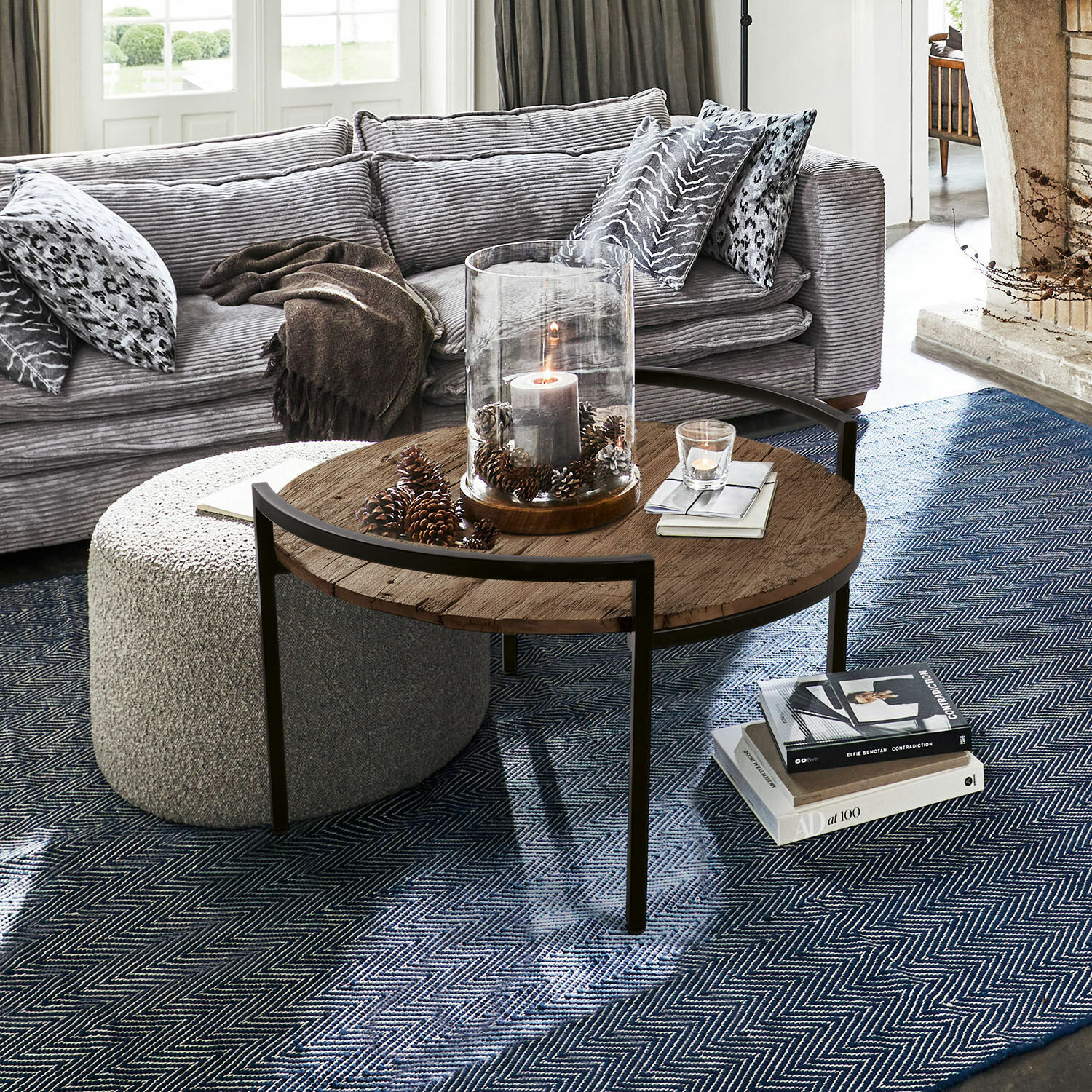 Couchtisch Rosemill Runder Couchtisch mit Holzplatte und Metallgestell auf blauem Teppich im Wohnzimmer