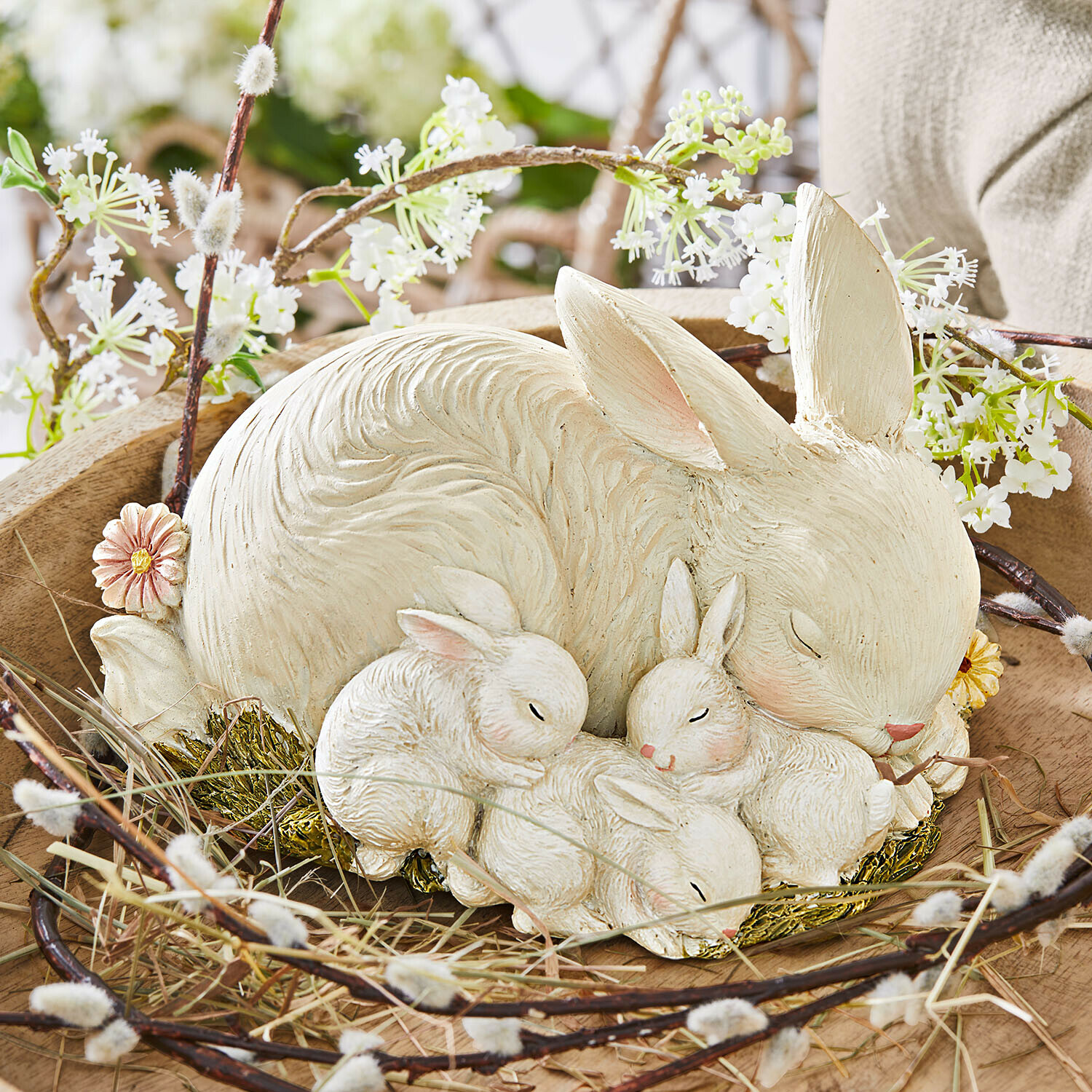 Resin-Figur einer schlafenden weißen Hasenfamilie mit drei Jungen, Frühlingsdekoration