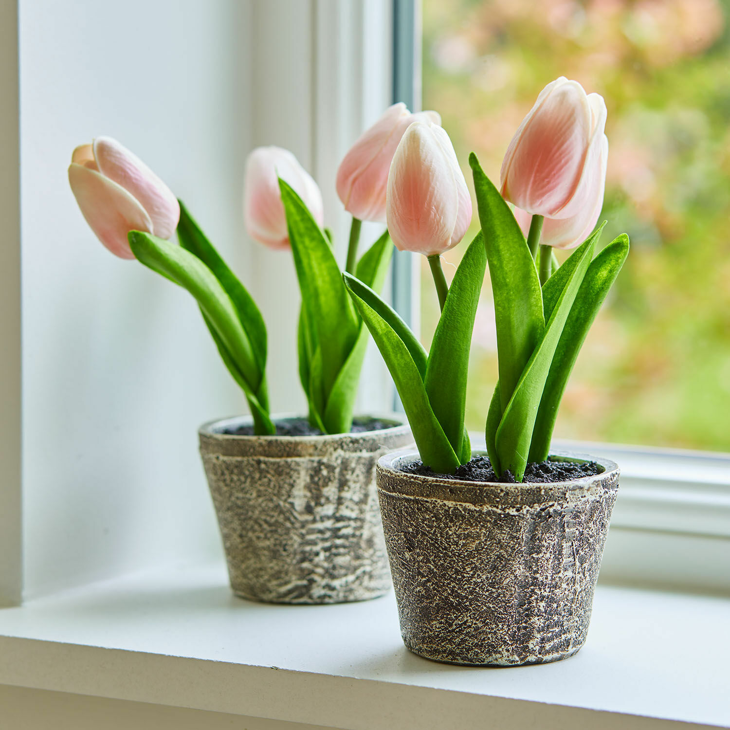 Deko-Tulpe 2er Set Zéphine Zarte rosa Tulpen in grauen Steintöpfen auf Fensterbank, frühlingshafte Dekoration