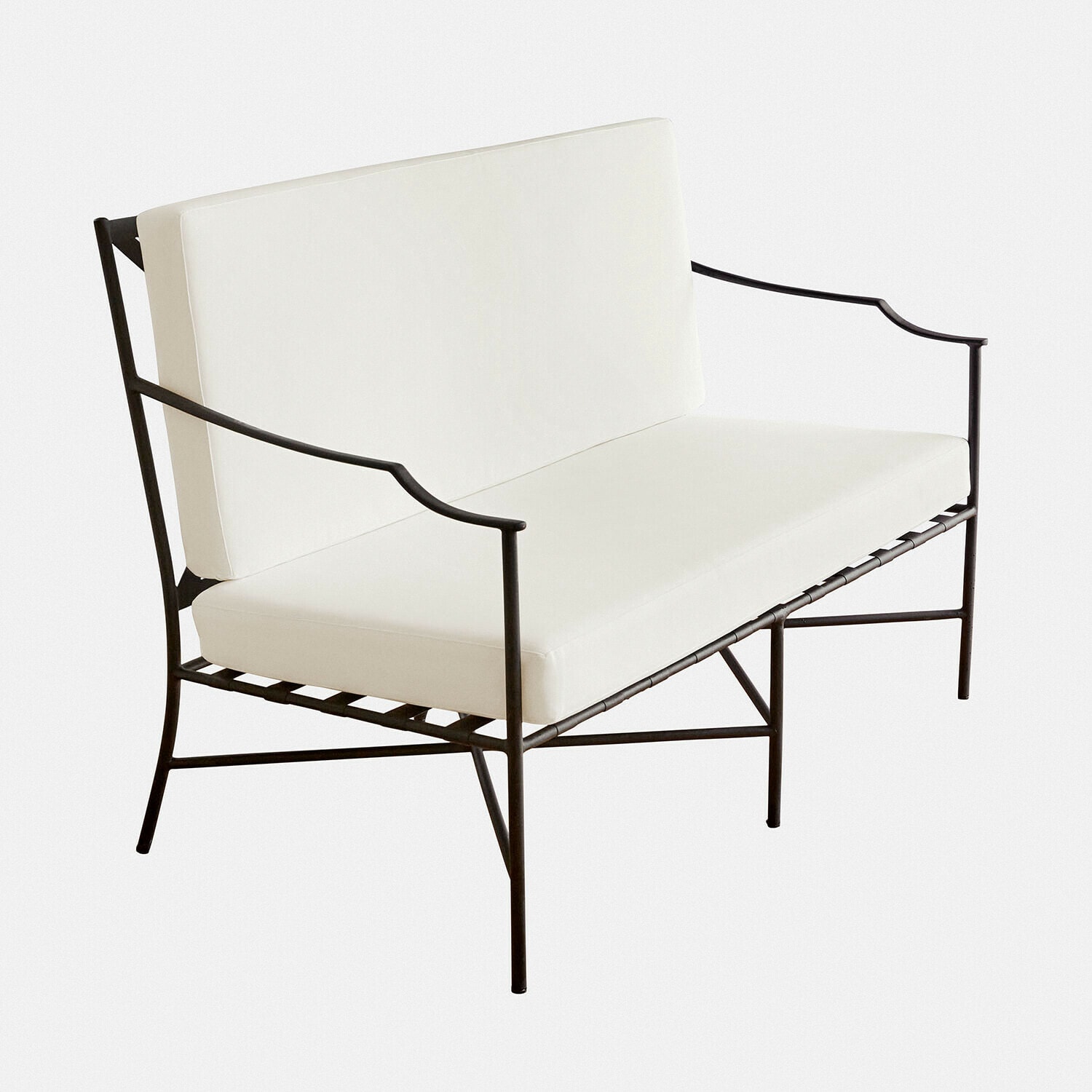 Moderner Sofa mit schwarzem Metallgestell und weißen Polstern, minimalistisches Design fürs Wohnzimmer