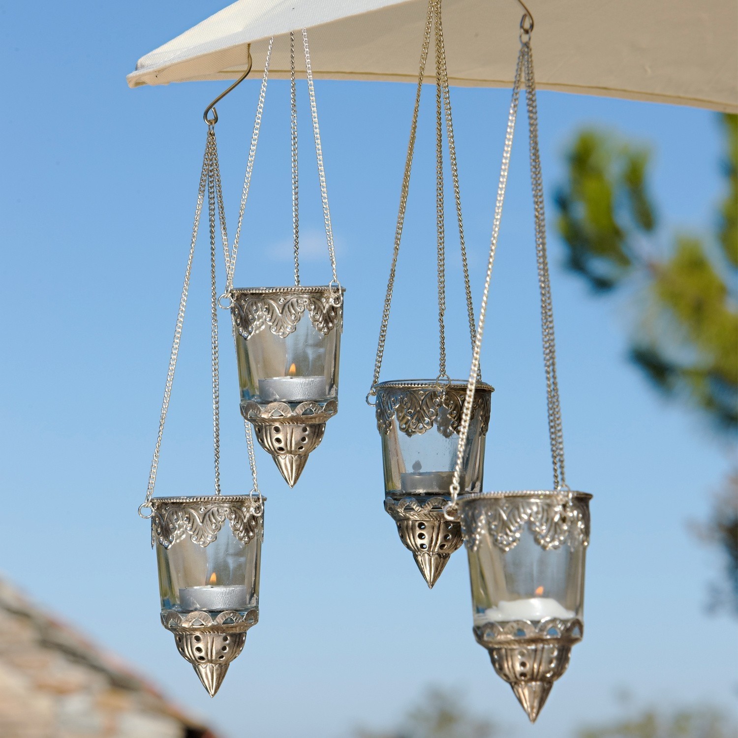 Windlichter 4er Set Céleste Vier hängende Windlichter aus Glas und silbernem Metall mit Ketten für Gartendekoration
