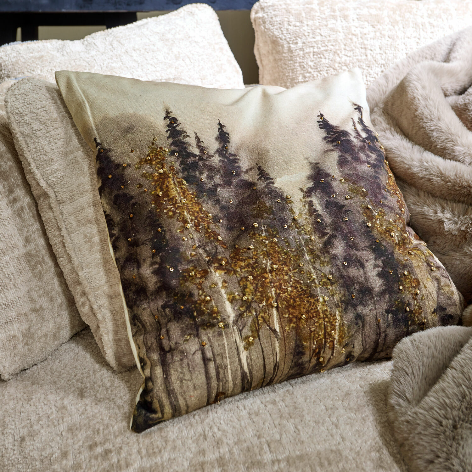 Kissenhülle Aurignac Dekoratives Kissen mit Waldmotiv und goldenen Pailletten auf beigem Stoff auf Sofa