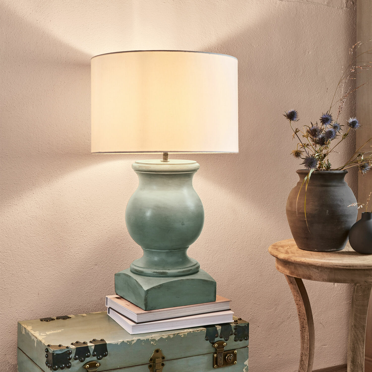 Tischlampe Todd Tischlampe aus grüner Keramik mit beigem Lampenschirm auf altem Koffer, Wohnaccessoire