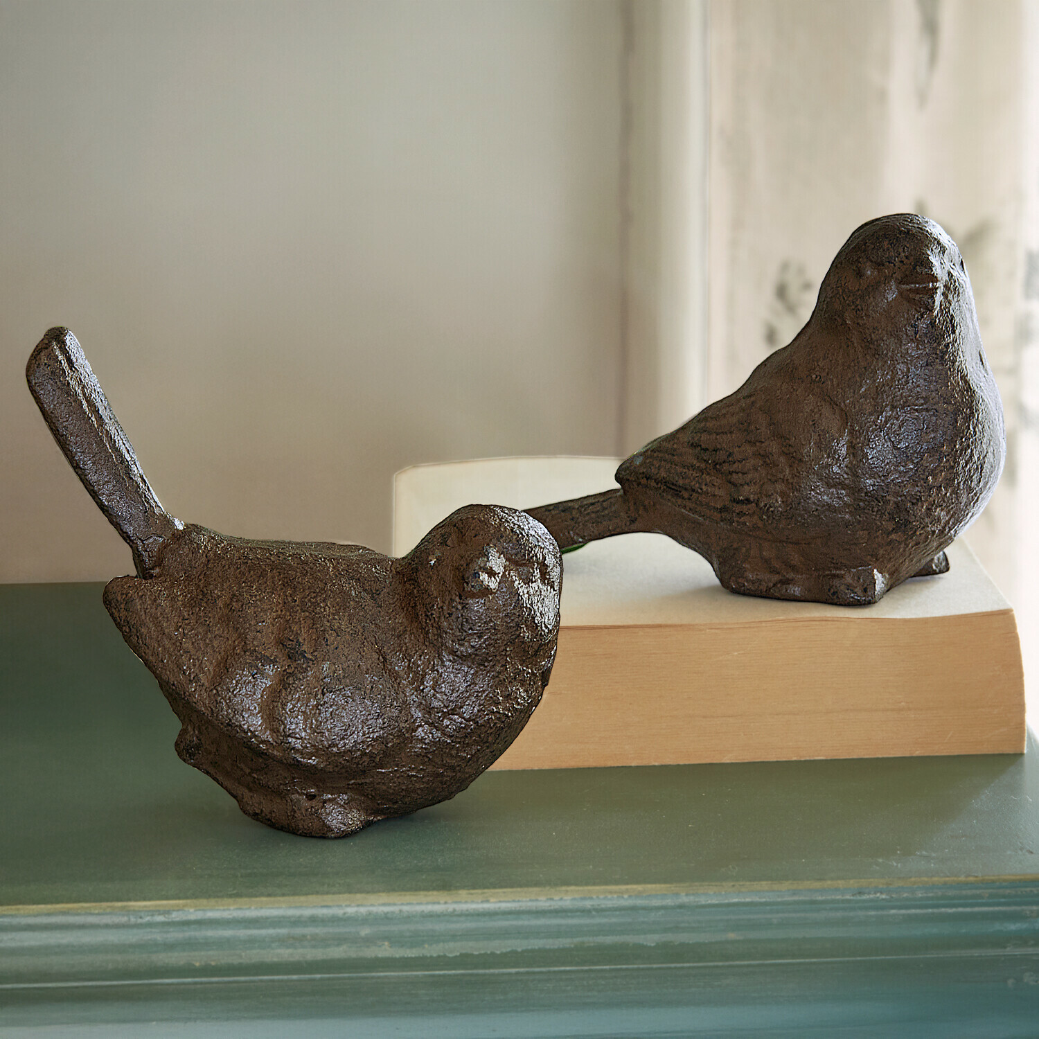 Deko-Vogel 2er Set Birdy Zwei dekorative Vogel-Figuren aus dunklem Metall auf Tisch, Wohn- und Gartendekoration