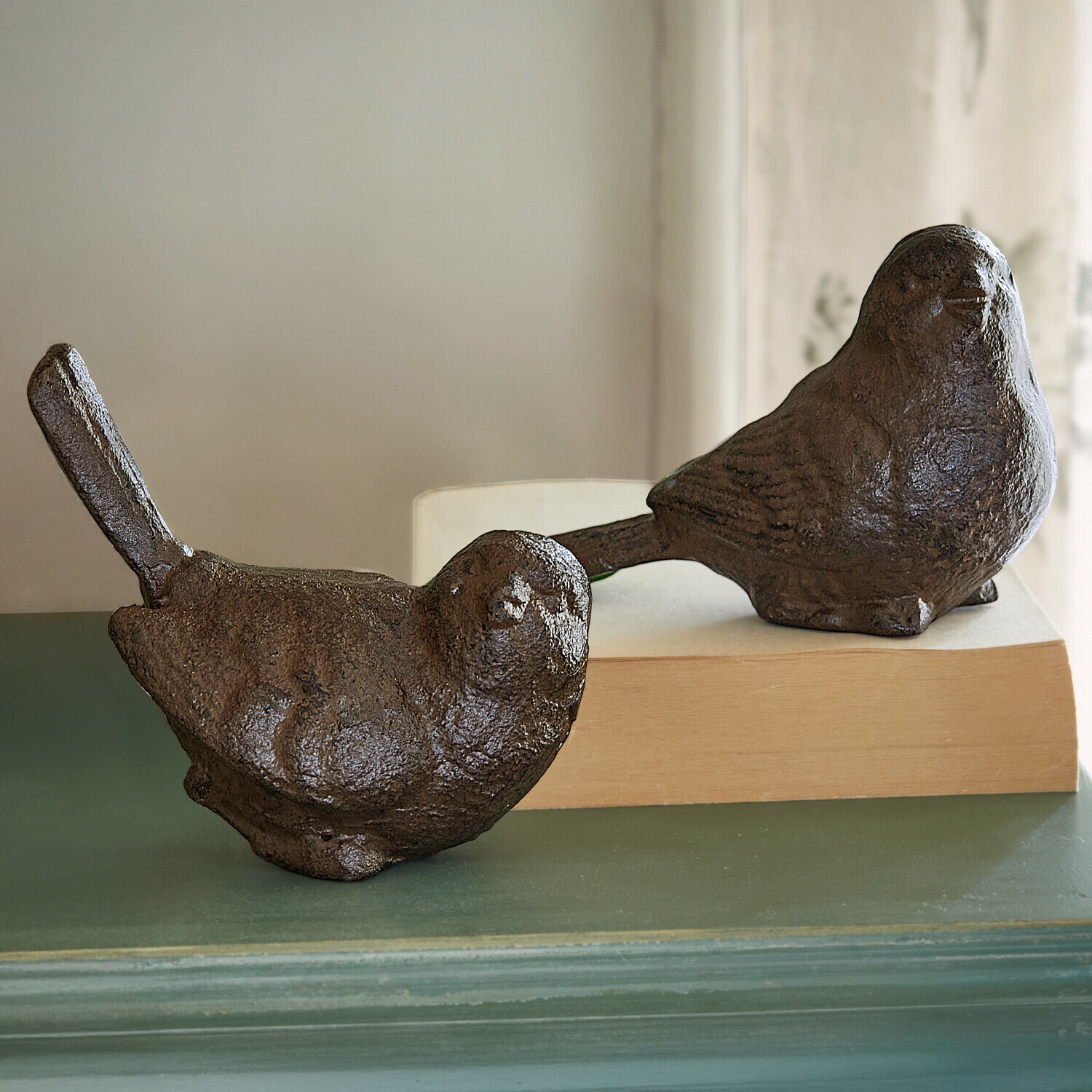 Deko-Vogel 2er Set Birdy Zwei dekorative Vogel-Figuren aus dunklem Metall auf Tisch, Wohn- und Gartendekoration