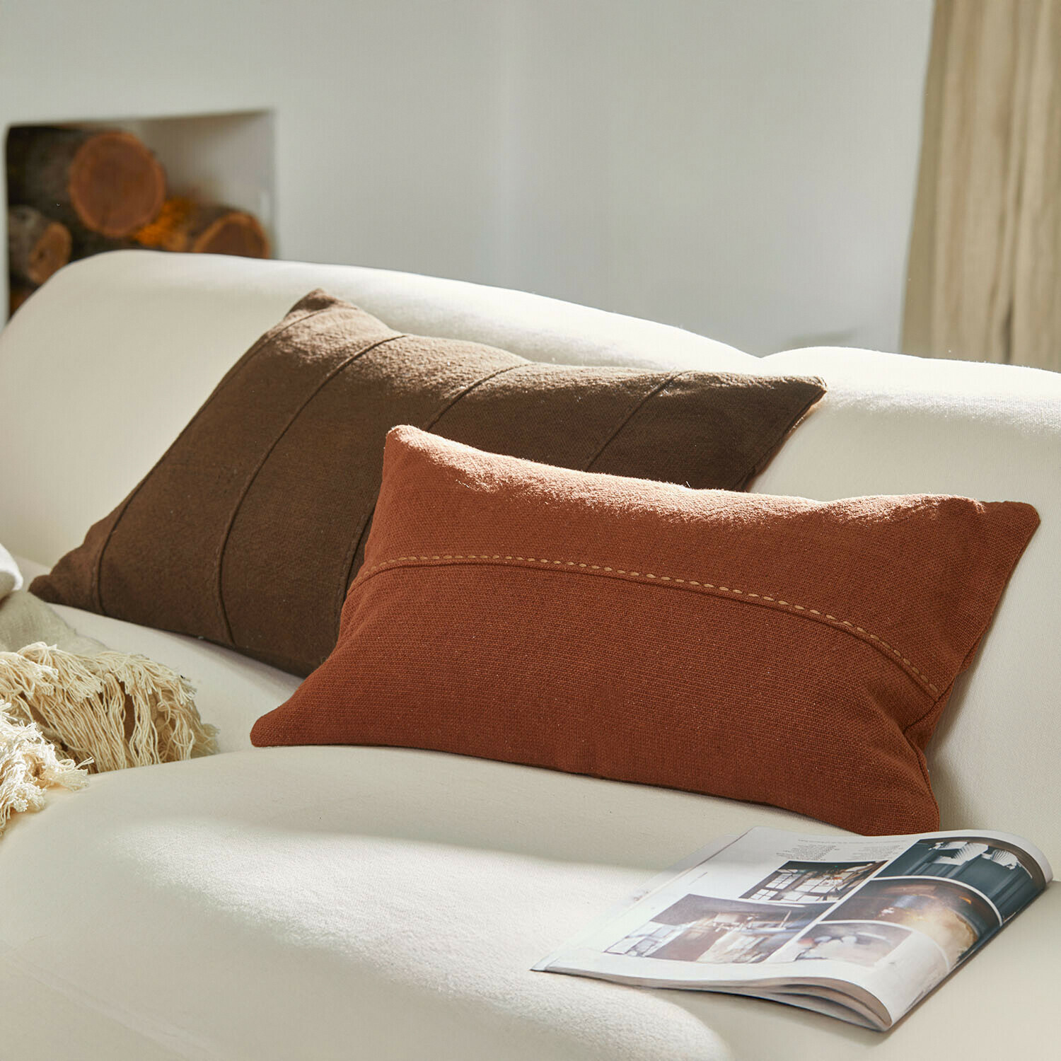 Kissenhülle 2er Set Coramira Braunes und ziegelrotes Dekokissen auf weißem Sofa mit Magazin daneben, Wohntextilien