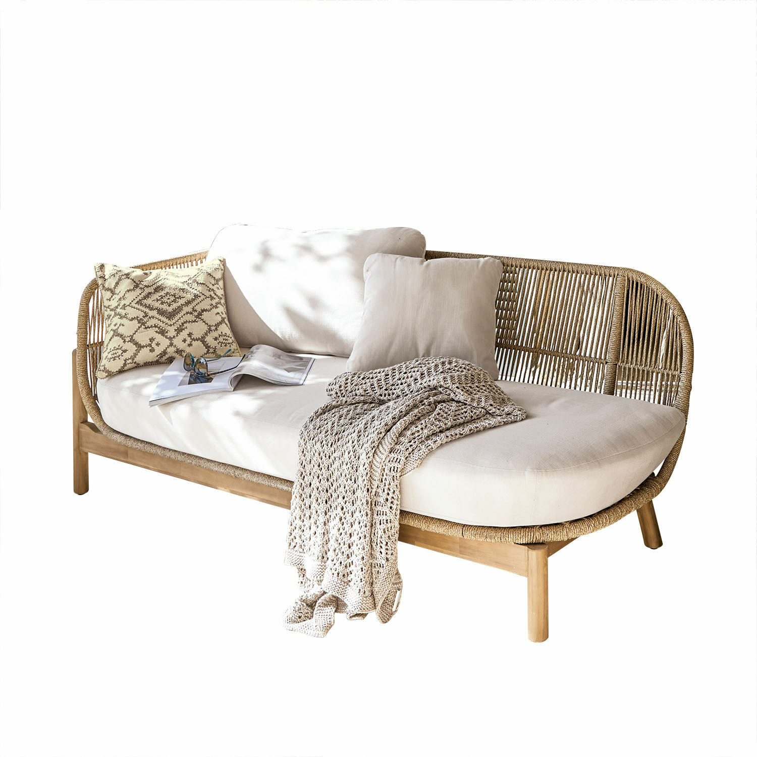Chaiselongue FSC®-100% Belvidere Rattan- und Holzsofa mit cremefarbenen Kissen und gestrickter Decke für Wohnzimmer