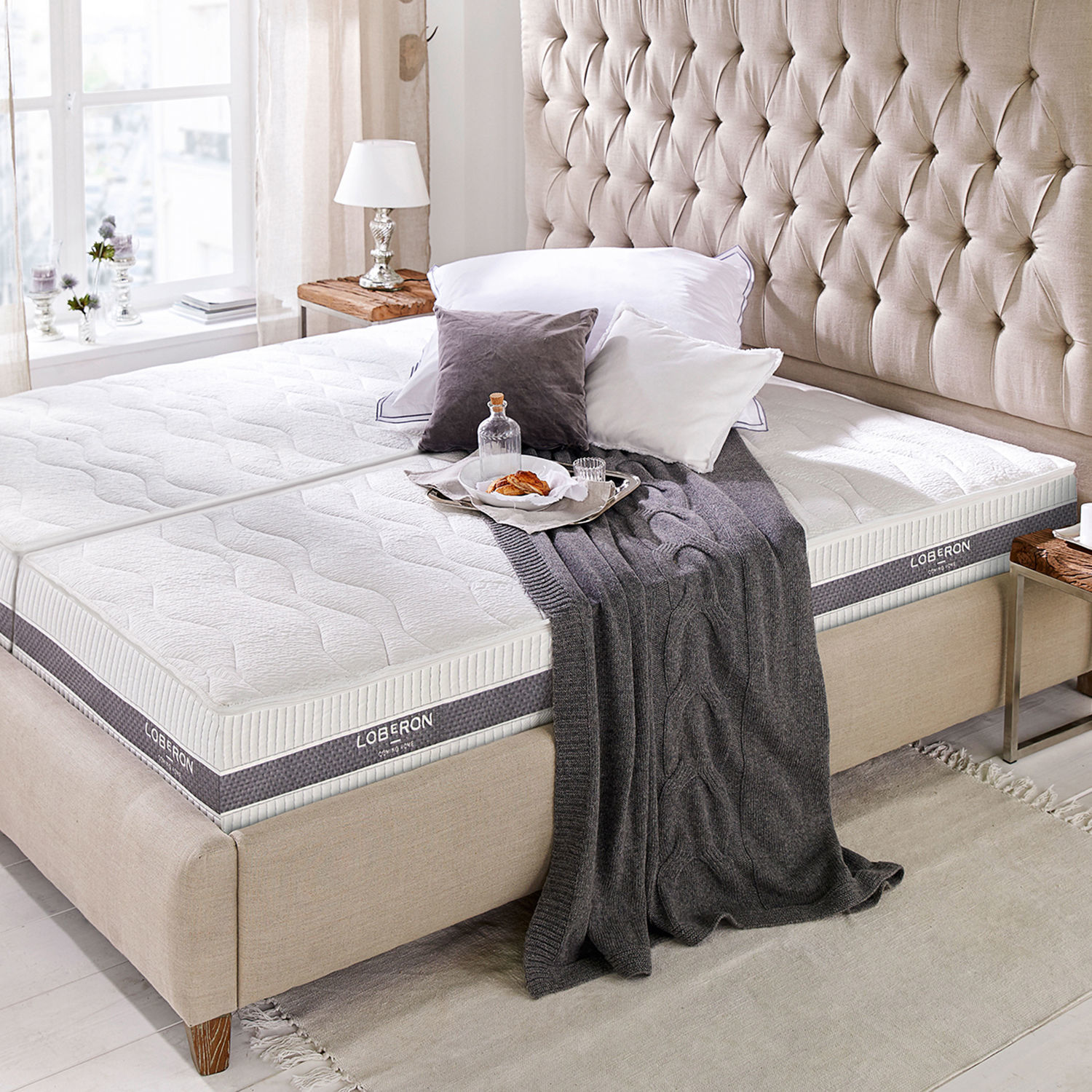 Matratze 90x200 Sevilha Beiges Polsterbett mit weißem Loberon-Matratze, grauer Decke und Kissen in hellem Schlafzimmer