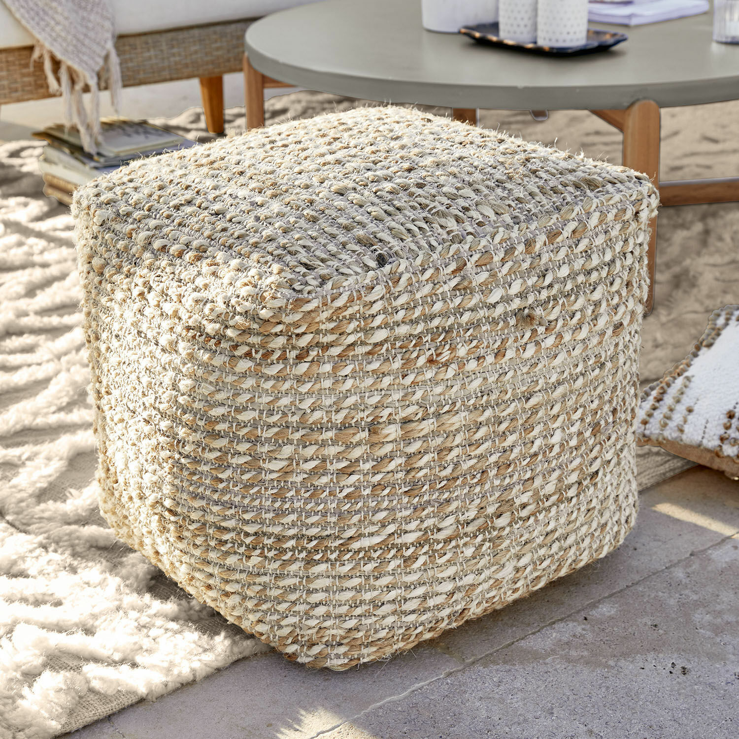 Hocker Davin Quadratischer Pouf aus geflochtenem Naturmaterial in Beige-Creme-Tönen für Wohnzimmer