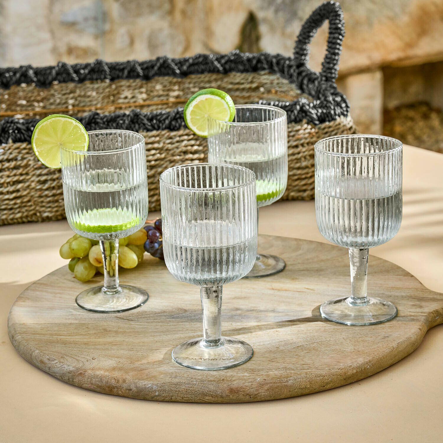 Glas 4er Set Caleza Set aus vier transparenten Gläsern aus geriffeltem Glas auf Holztablett mit Limettenscheiben