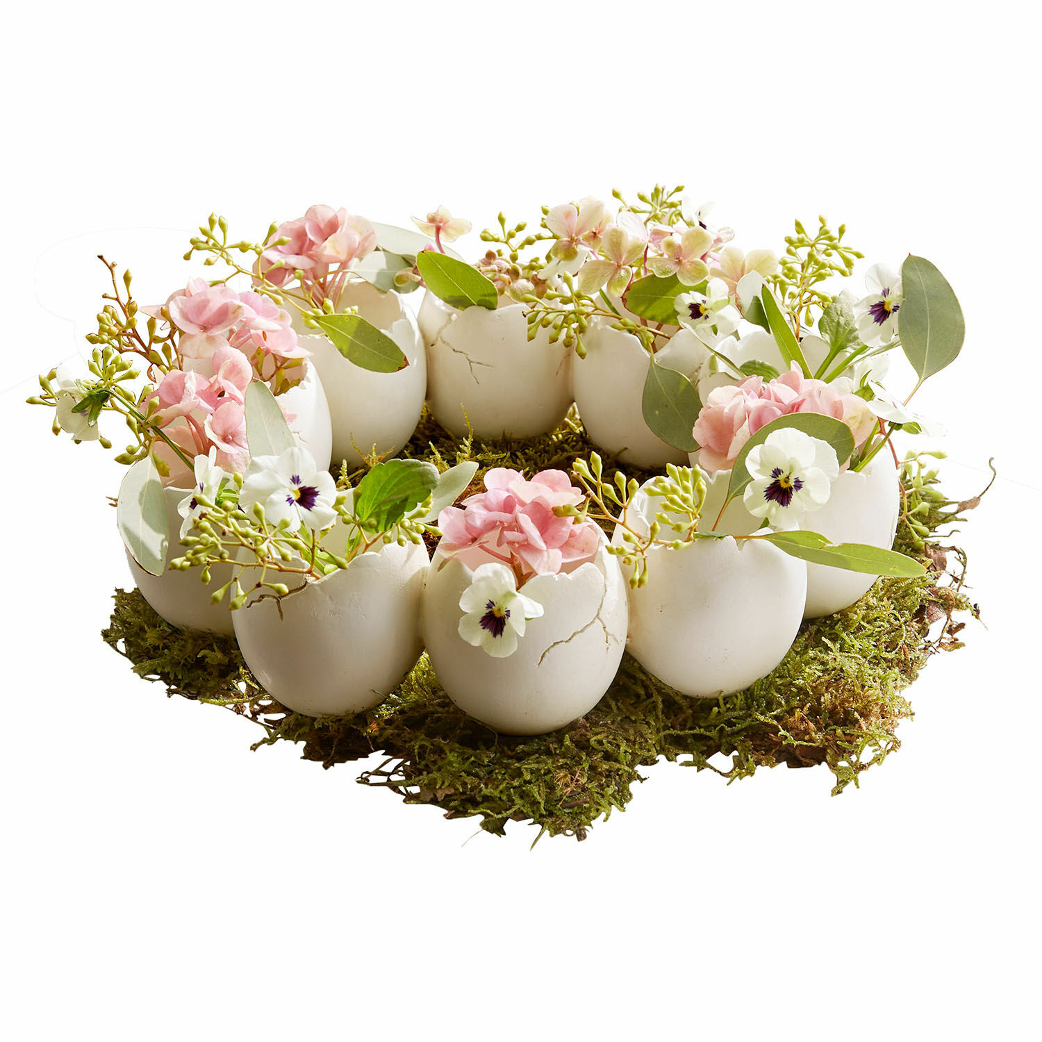 Dekorativer Kranz aus weißen Eierschalen mit rosa und weißen Blumen auf grünem Moos