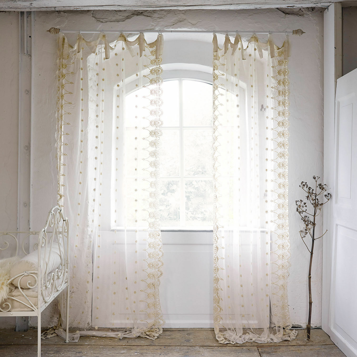 Gardine Elaisa Transparenter Vorhang mit beiger Spitze und Stickerei für helle Fensterdekoration