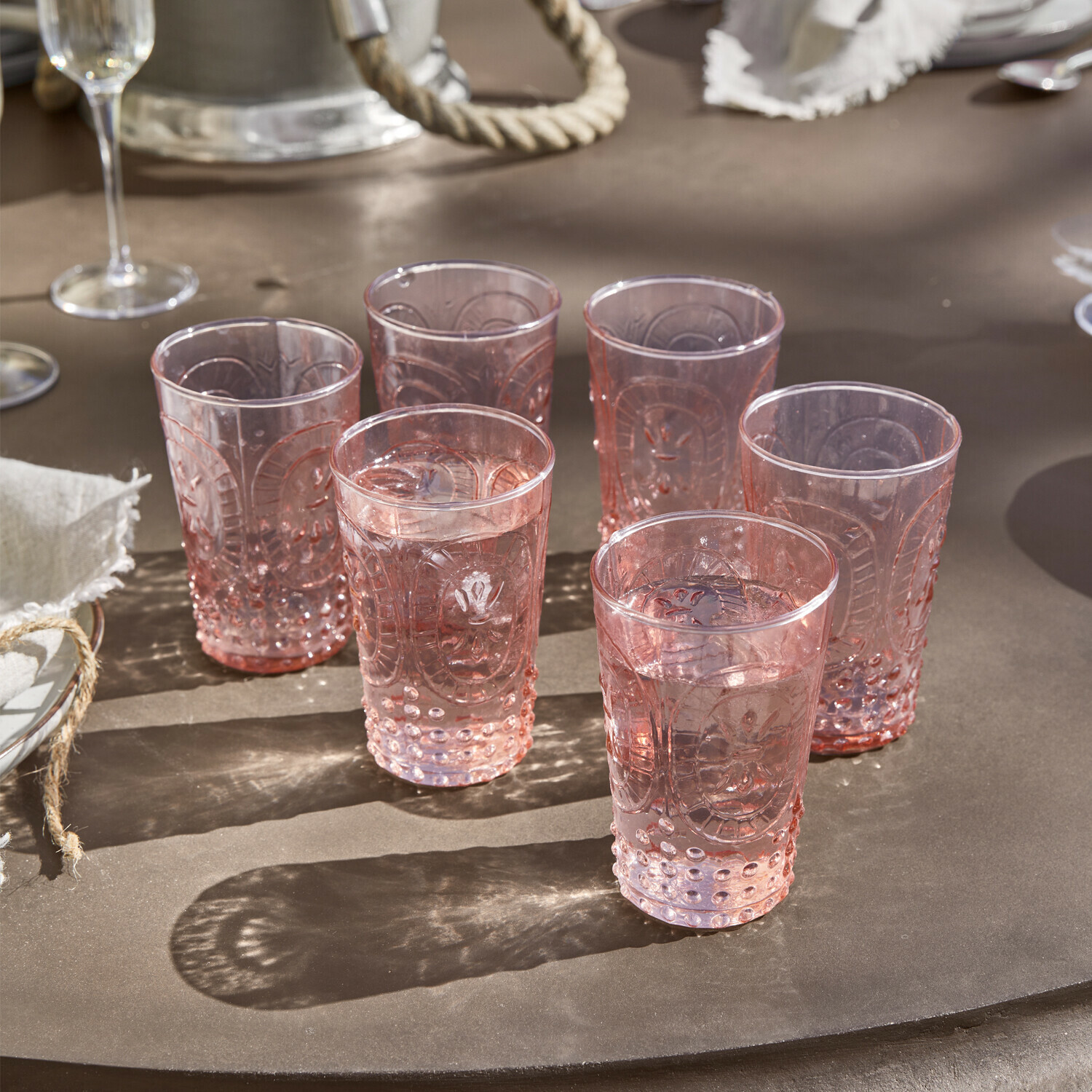 Glas 6er Set Fleury Set aus sechs rosa Gläsern mit dekorativem Muster auf braunem Tisch für Getränke