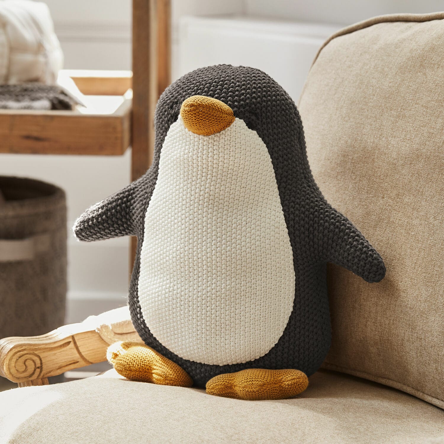 Stofftier Jocienne Weiches gestricktes Pinguin-Kissen in Grau, Weiß und Gelb als gemütliche Wohnraumdekoration