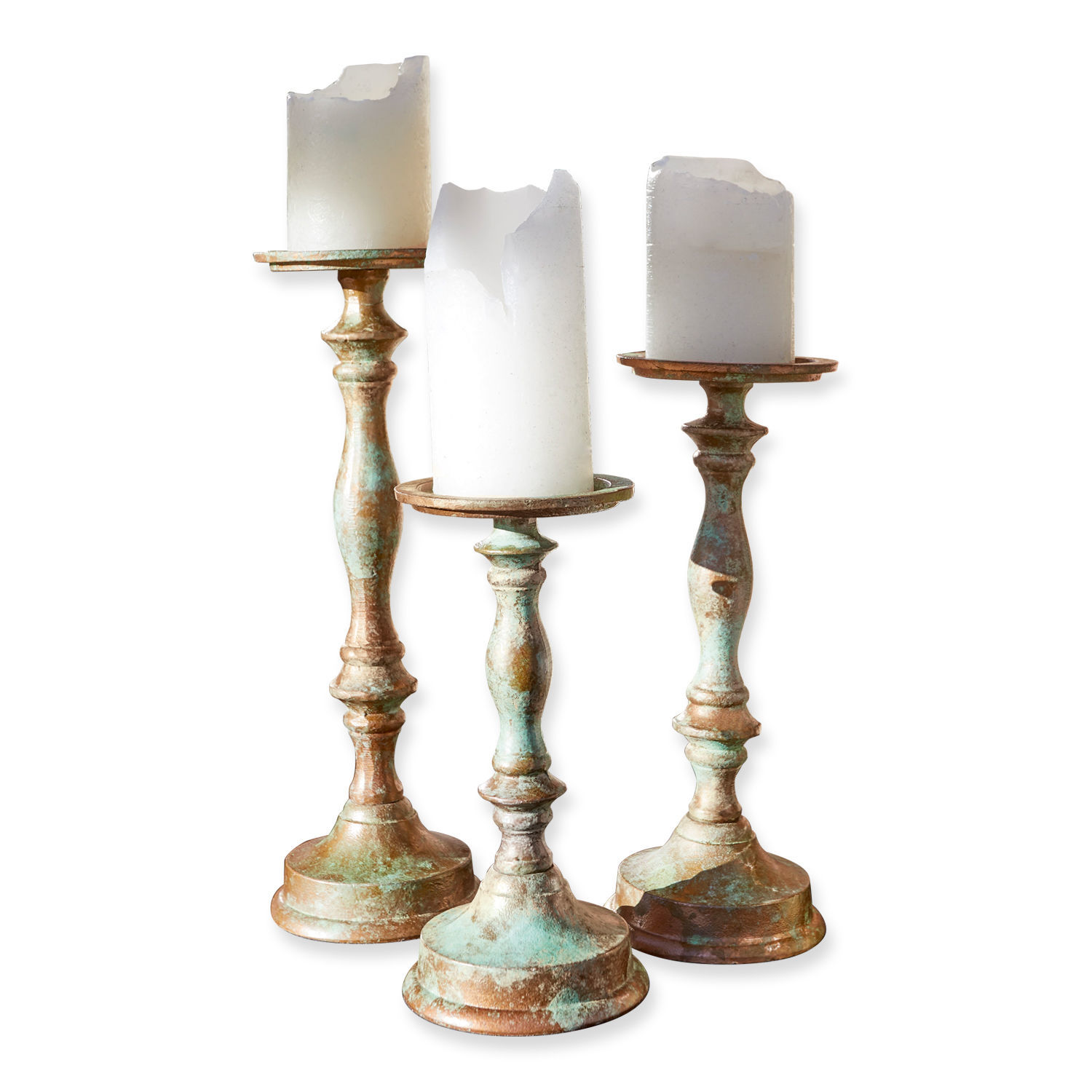 Kerzenständer 3er Set Floirac Drei antik wirkende Metall-Kerzenhalter mit weißer Dekokerze und Patina-Finish