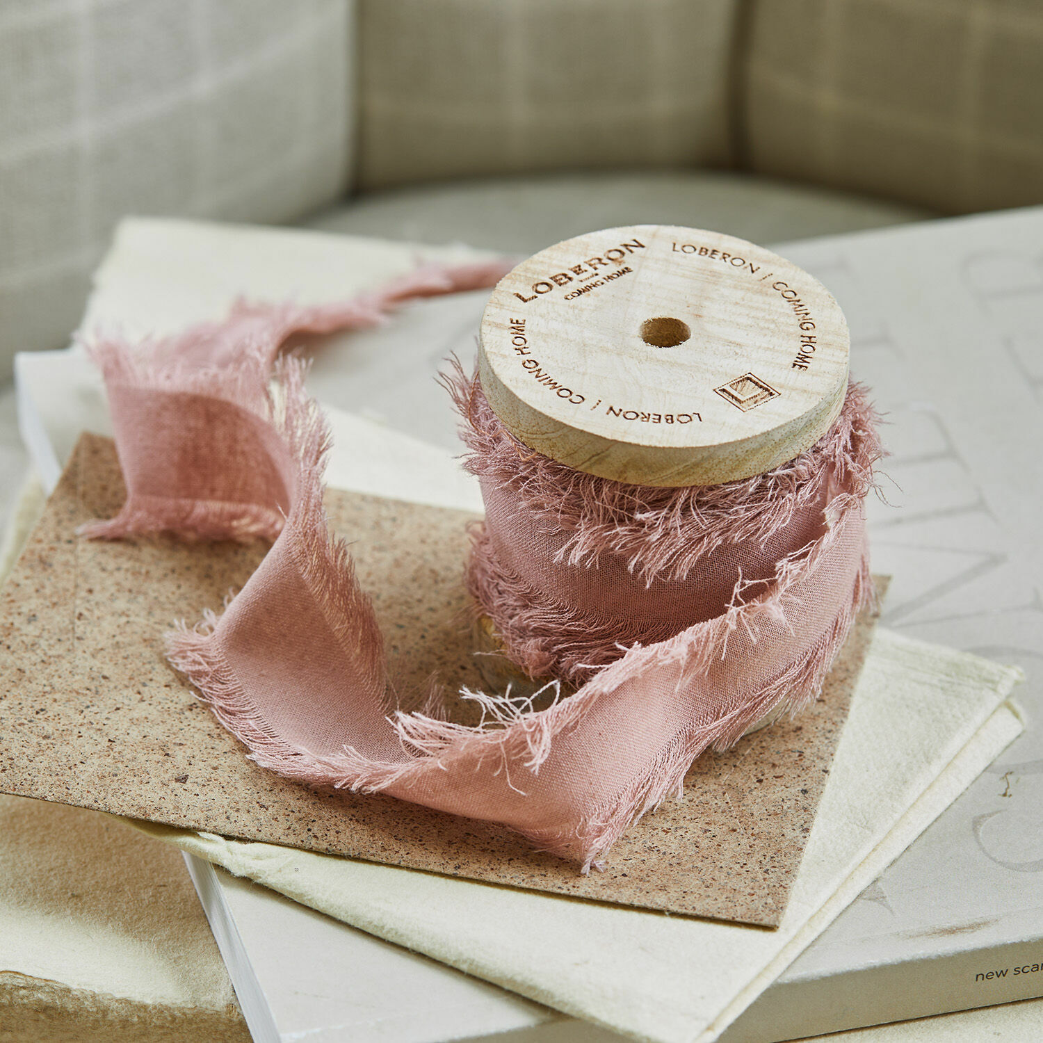 Band Celoria Rosa Baumwollband mit ausgefransten Kanten auf Holzspule für Dekoration und Basteln