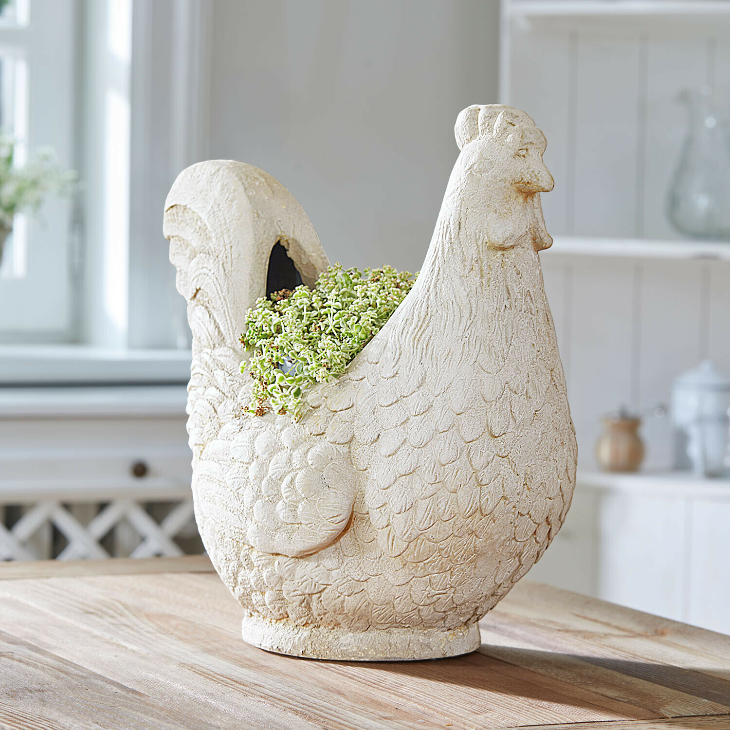 Helle Steingefäß in Hühnerform mit grüner Pflanze, dekorativer Blumentopf für Haus und Garten